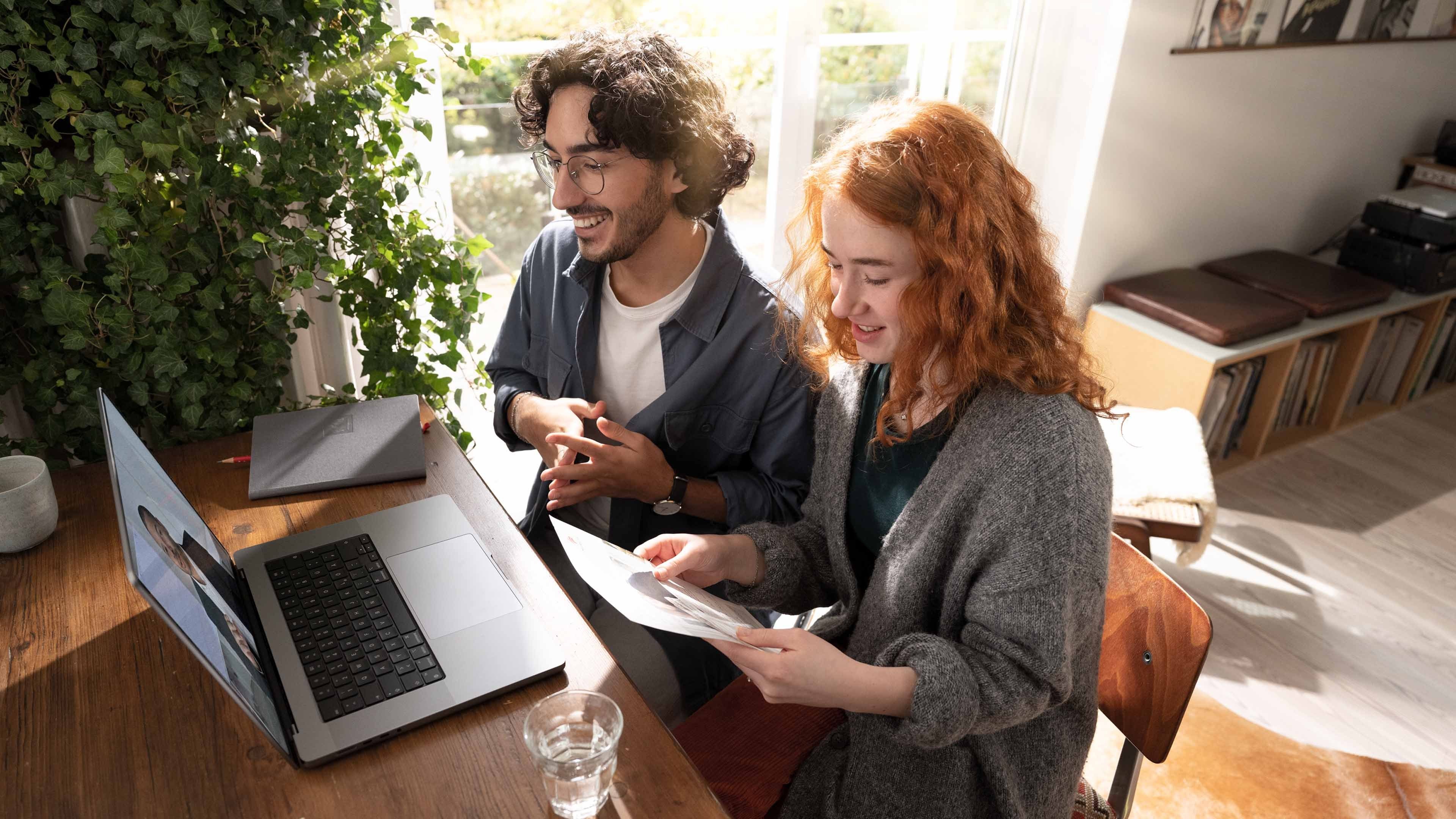 Donna e uomo con laptop durante una consulenza digitale