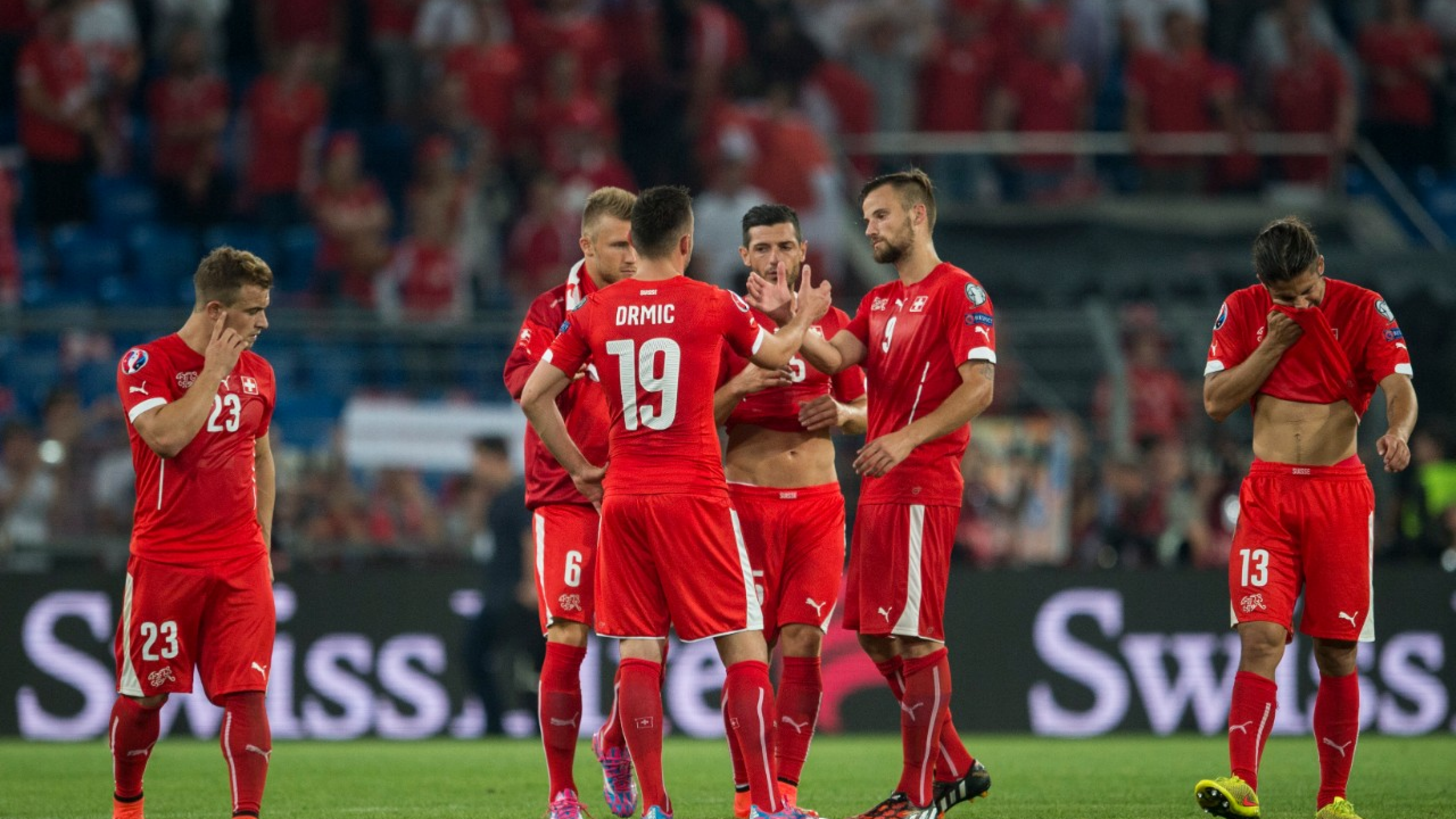 Swiss forward Xherdan Shaqiri, right, and his team after the UEFA EURO 2016 qualifying match Switzerland against England at the St. Jakob-Park stadium in Basel, Switzerland, Monday, September 8, 2014. (KEYSTONE/Ennio Leanza)