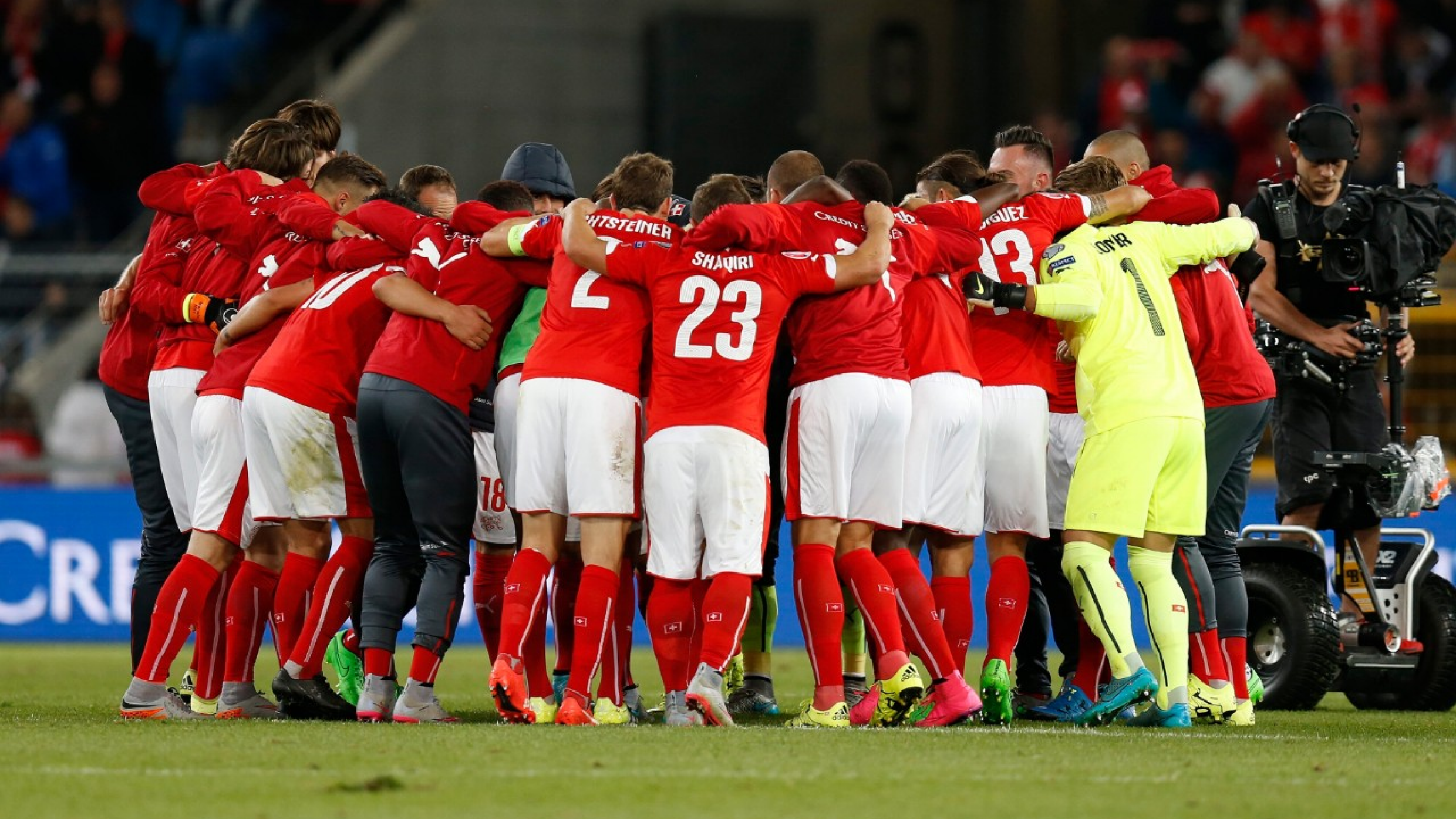epa04915733 Switzerland's players celebrate their victory after the UEFA EURO 2016 qualifying soccer match between Switzerland and Slovenia at the St. Jakob-Park stadium in Basel, Switzerland, Saturday, September 5, 2015. EPA/PETER KLAUNZER