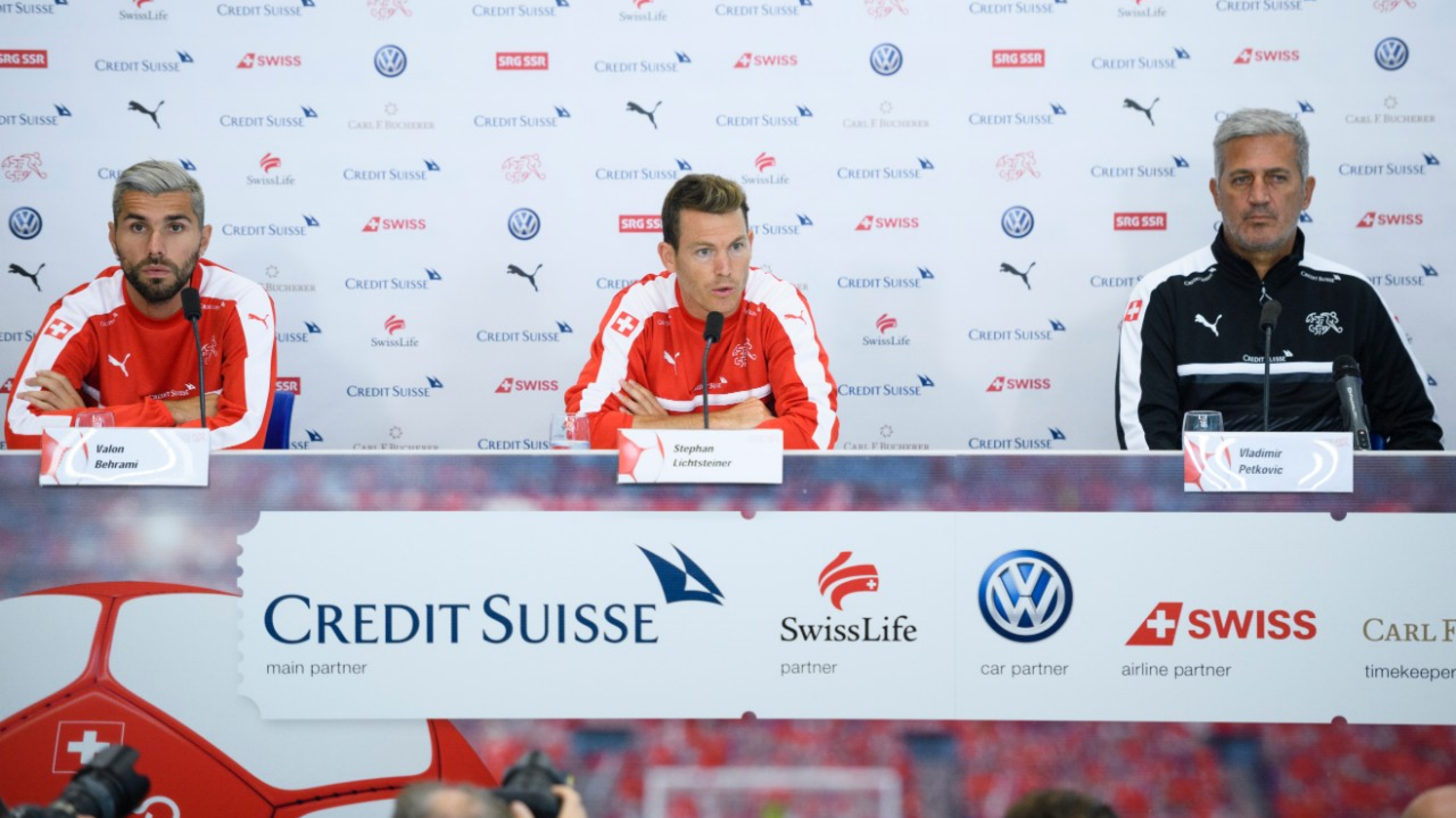 Valon Behrami, Stephan Lichtsteiner und Nationaltrainer Vladimir Petkovic, von links, waehrend der Medienkonferenz zum WM-Qualifikationsspiel gegen Portugal, am Montag, 5. September 2016, in Basel. (KEYSTONE/Manuel Lopez) ..