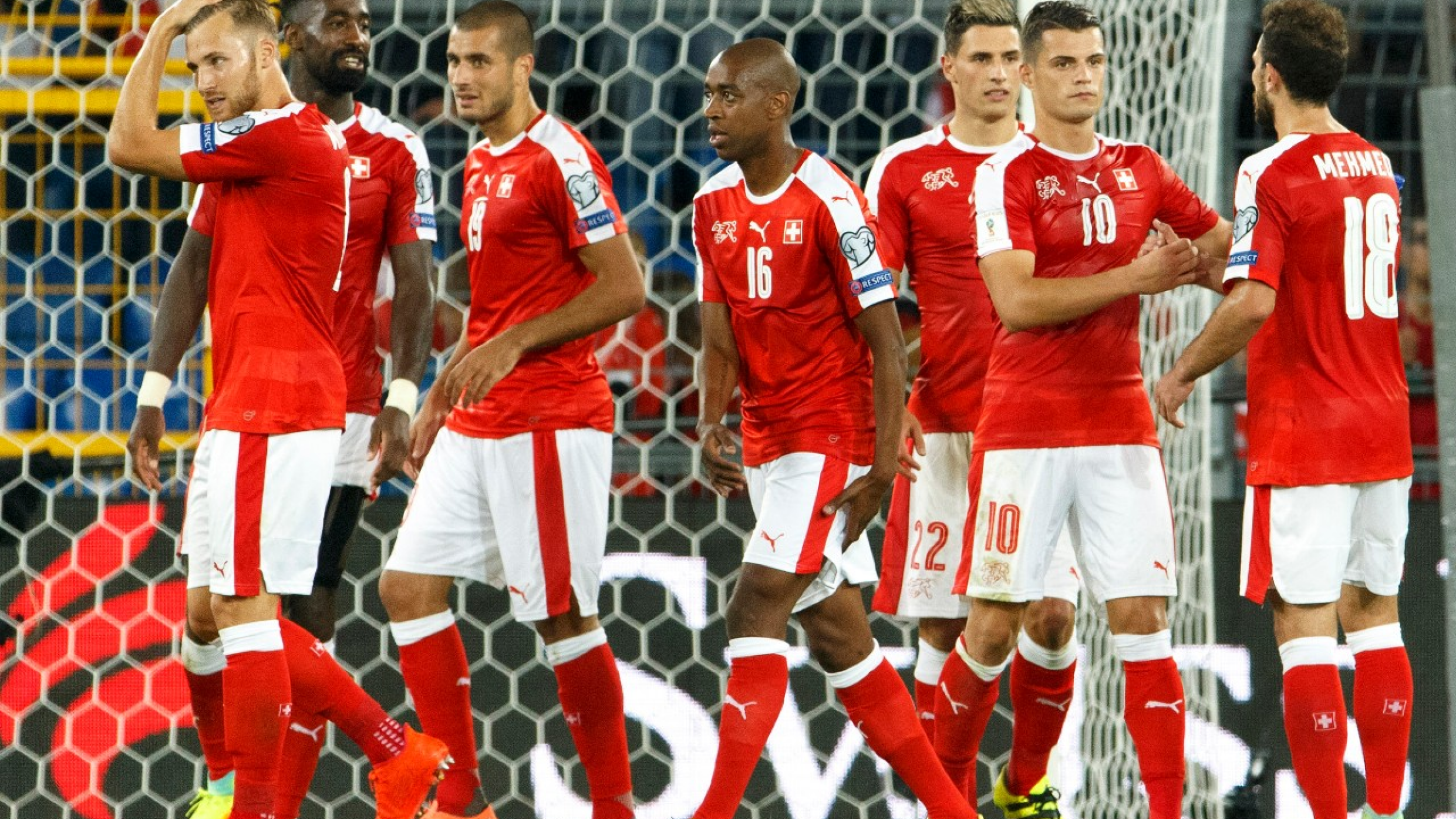 Swiss soccer players cheer after the 2018 Fifa World Cup Russia group B qualification soccer match between Switzerland and Portugal at the St. Jakob-Park stadium, in Basel, Switzerland, Tuesday, September 6, 2016. (KEYSTONE/Salvatore Di Nolfi).