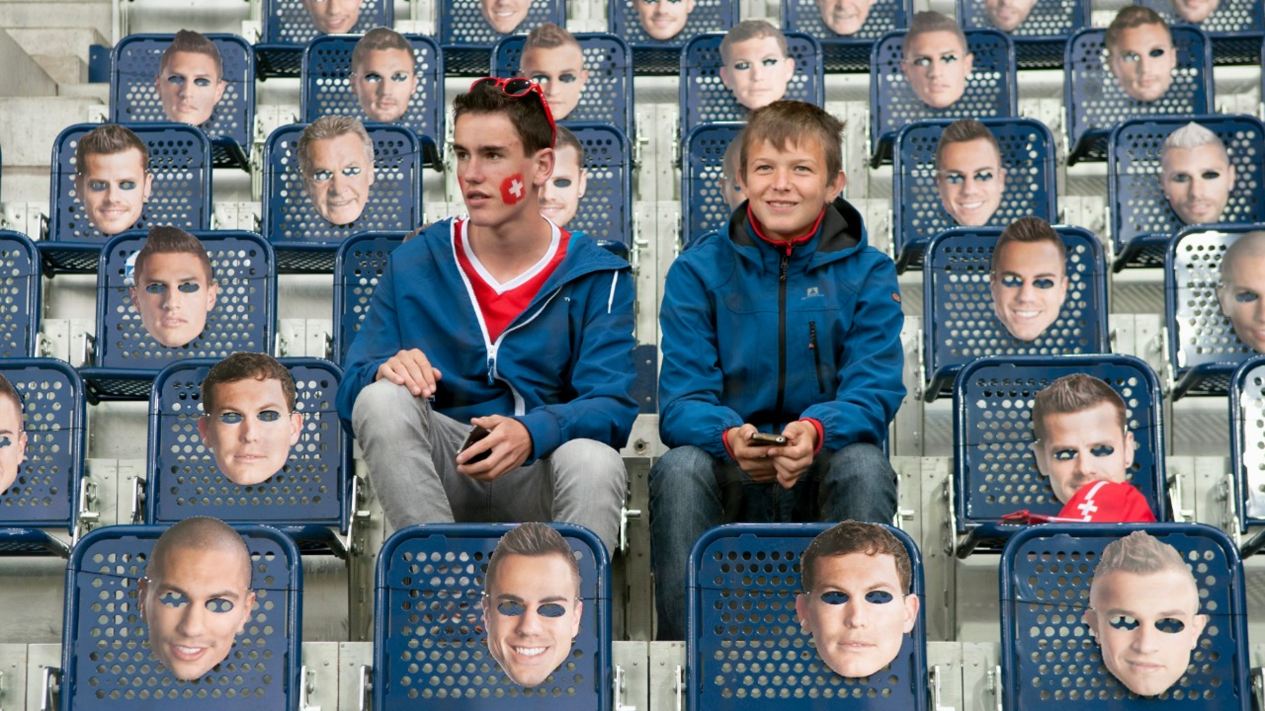 Impression vom Test-Laenderspiel Schweiz-Jamaika vom 30. Mai 2014 in der Swissporarena in Luzern. Swiss-Life unterstuetzt die Schweizer Fans mit Masken des Teams getreu dem Slogan "Mir sind d`Nati". Mehr Informationen zu dieser Idee findet man unter www.superfan.ch. (PHOTOPRESS/Christoph Imseng)