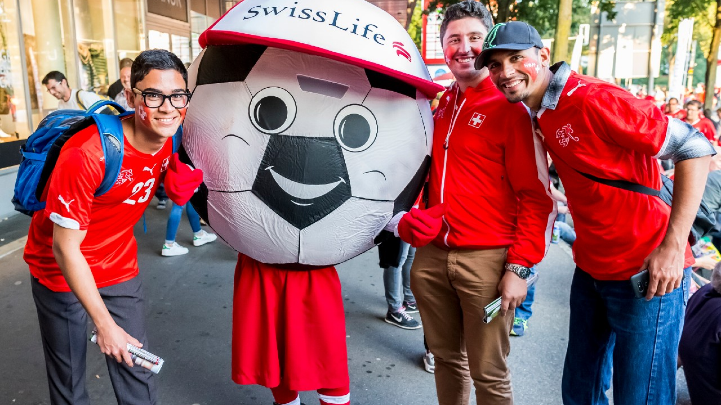Swiss Life Zelt & Swiss Life Maskottchen
Länderspiel Schweiz - Portugal vom 06.09.2016 in Basel ST. Jakob