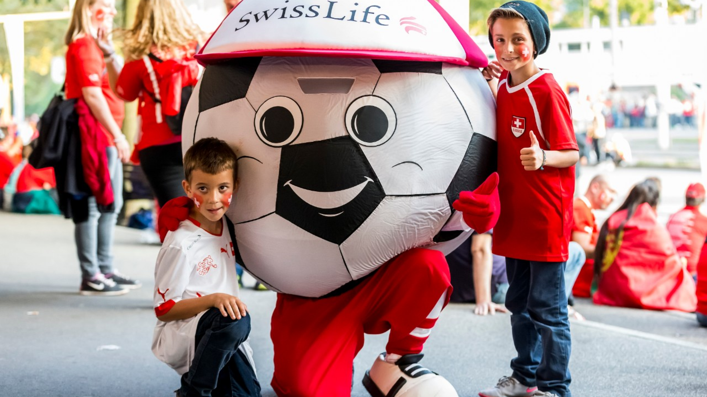 Swiss Life Zelt & Swiss Life Maskottchen
Länderspiel Schweiz - Portugal vom 06.09.2016 in Basel ST. Jakob