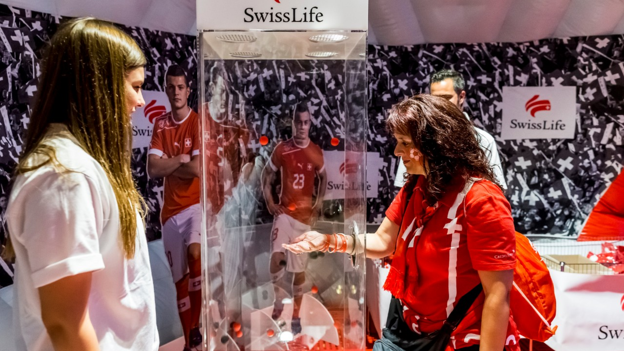 Swiss Life Zelt & Swiss Life Maskottchen
Länderspiel Schweiz - Portugal vom 06.09.2016 in Basel ST. Jakob