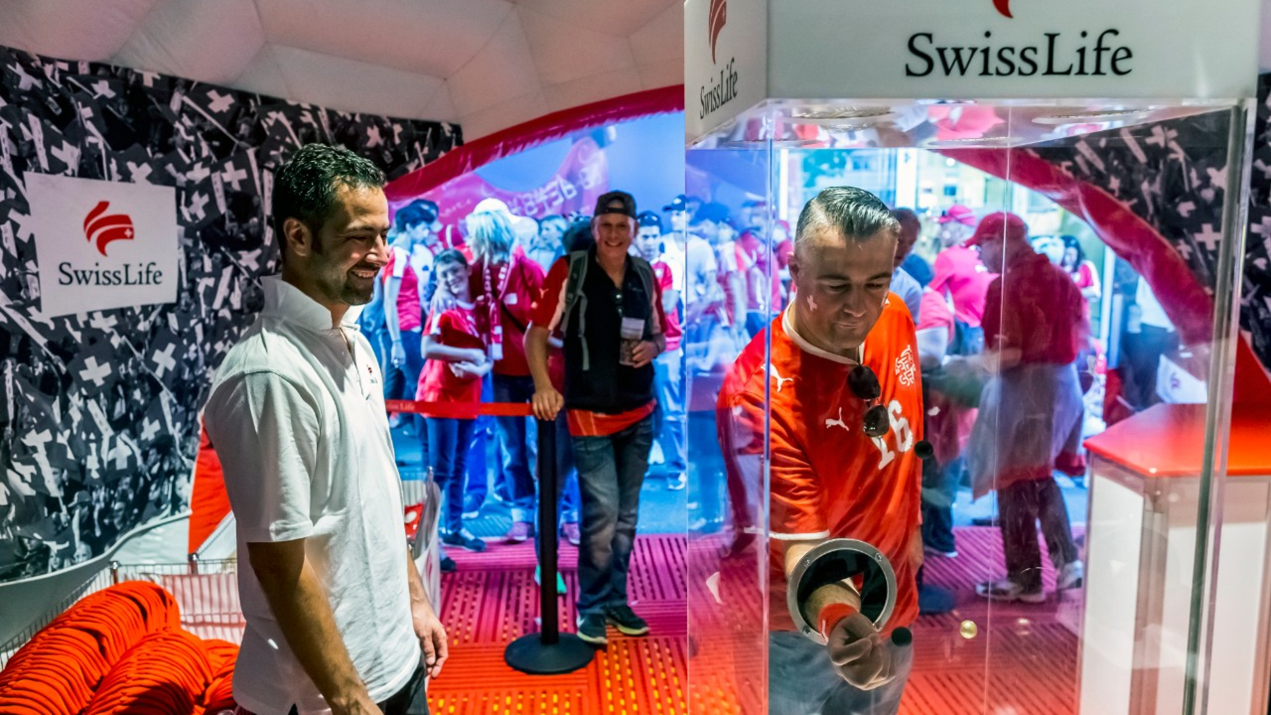 Swiss Life Zelt & Swiss Life Maskottchen
Länderspiel Schweiz - Portugal vom 06.09.2016 in Basel ST. Jakob
