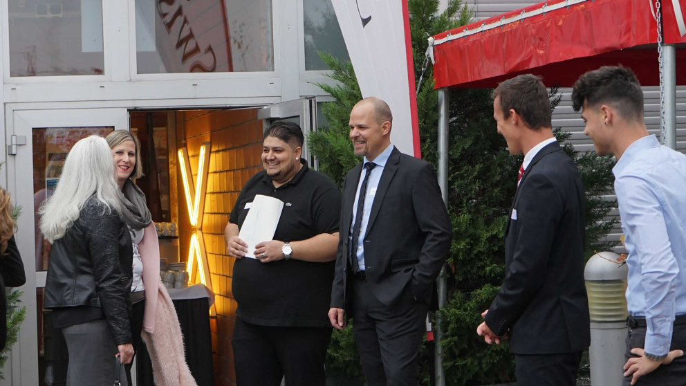 Das OK steht bereit: Andreas Hildebrand, Initiant des Anlasses und Ukë Gashi begrüssen die Gäste mit einem strahlenden Lachen.