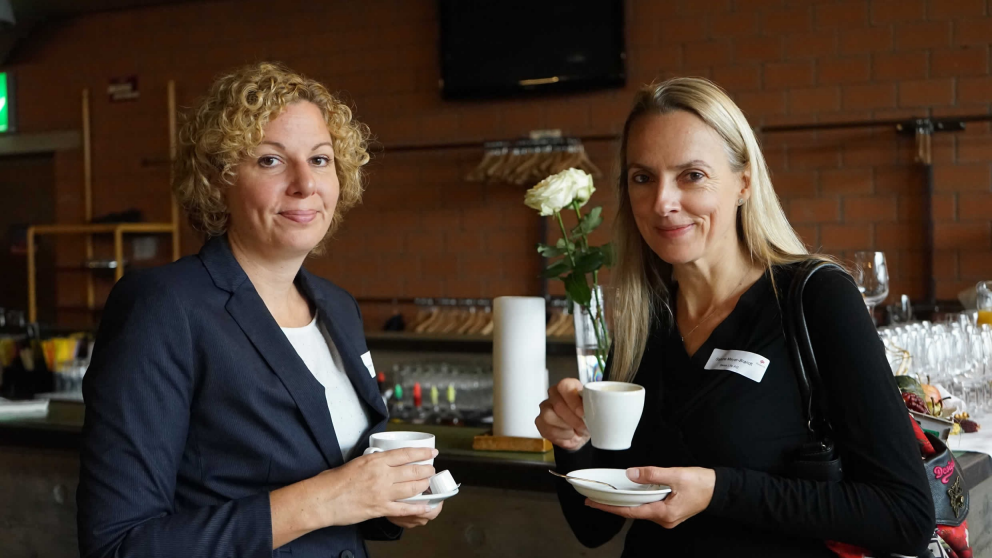 Auch Austausch ist wichtig. Sabine Meyer-Brandt unterhält sich mit der Referentin Ruth Vollmeier von der SVA Zürich.