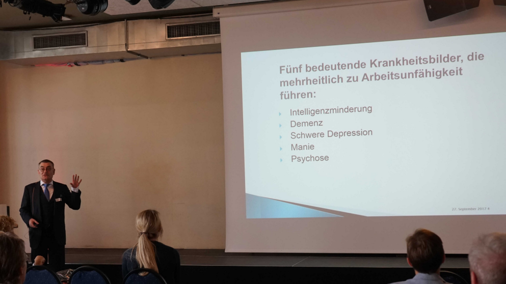 Das persönliche Highlight vieler Teilnehmer: Marcel Bahro, Facharzt FMH für Psychiatrie und Psychotherapie erklärt die fünf bedeutendsten psychischen Krankheitsbilder, die zur Arbeitsunfähigkeit führen.