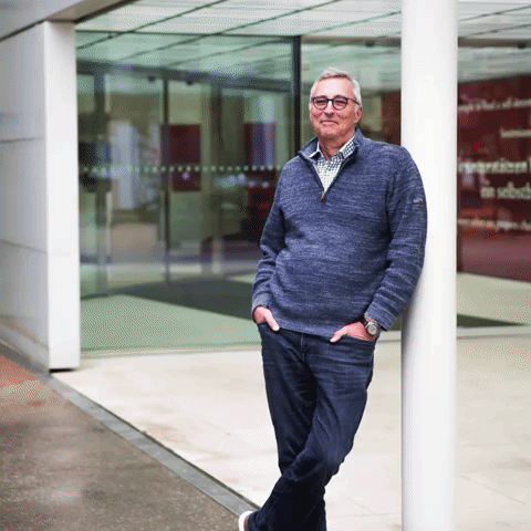 Frédéric Bräm steht vor dem Swiss Life-Gebäude.