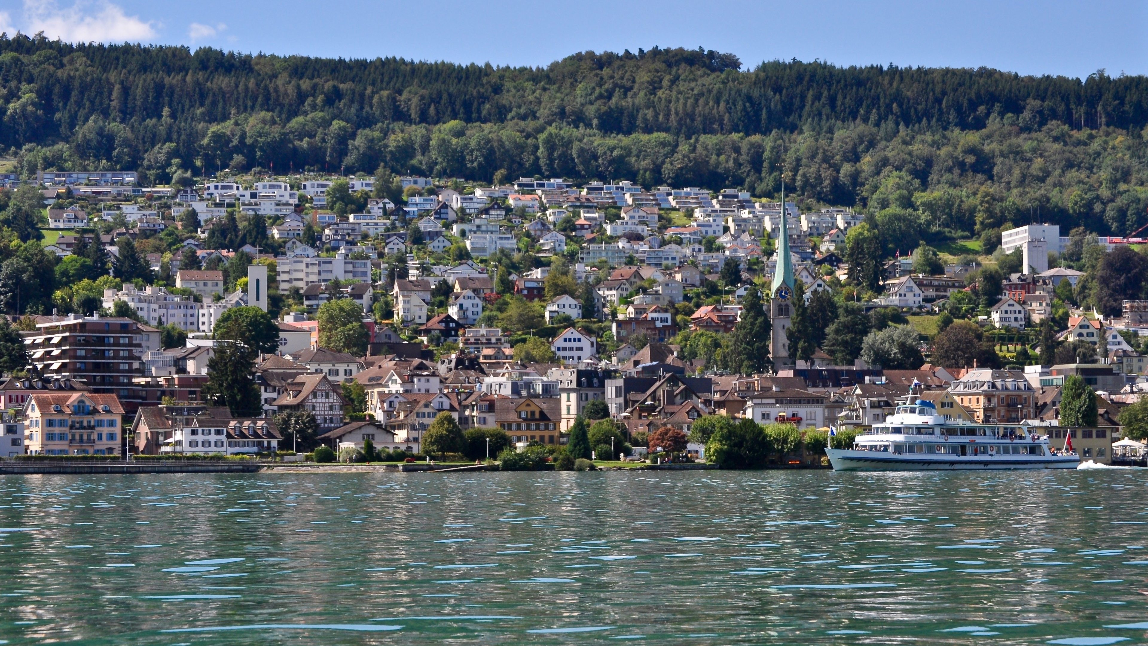 Stadt Horgen am Zürichsee, Kanton Zürich, Schweiz, mit Passagierschiff im Vordergrund, 