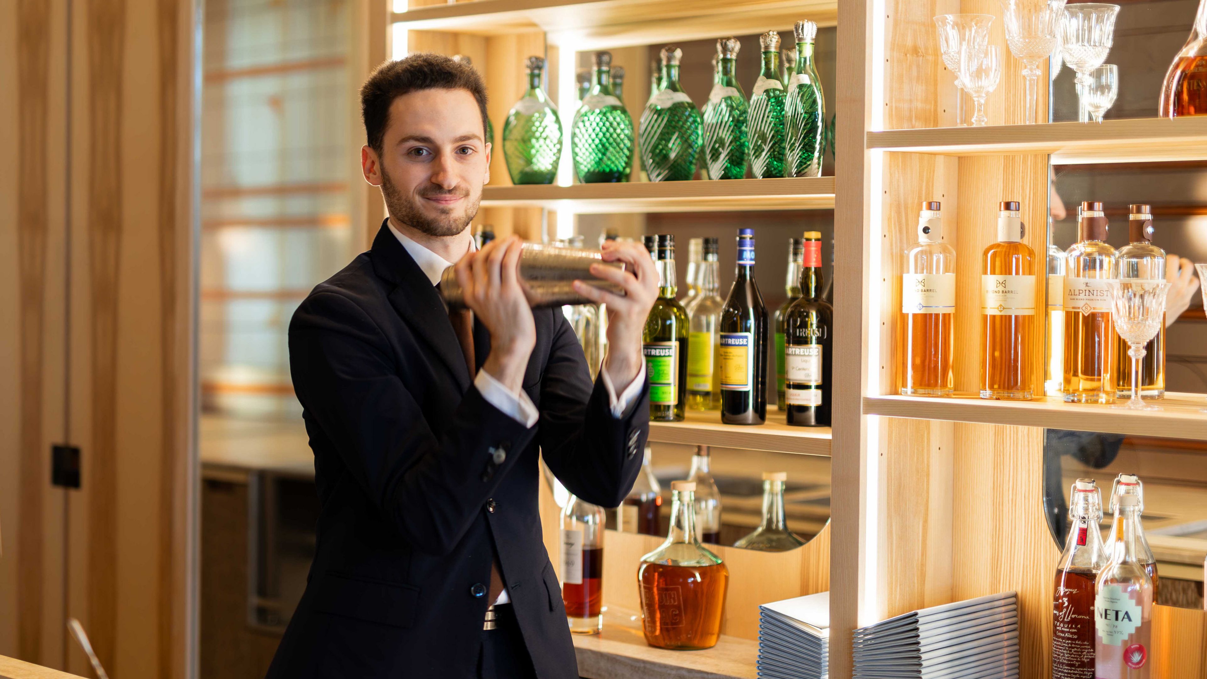 Mixologe Alexandre Besnault mischt ein Getränk an der Bar.