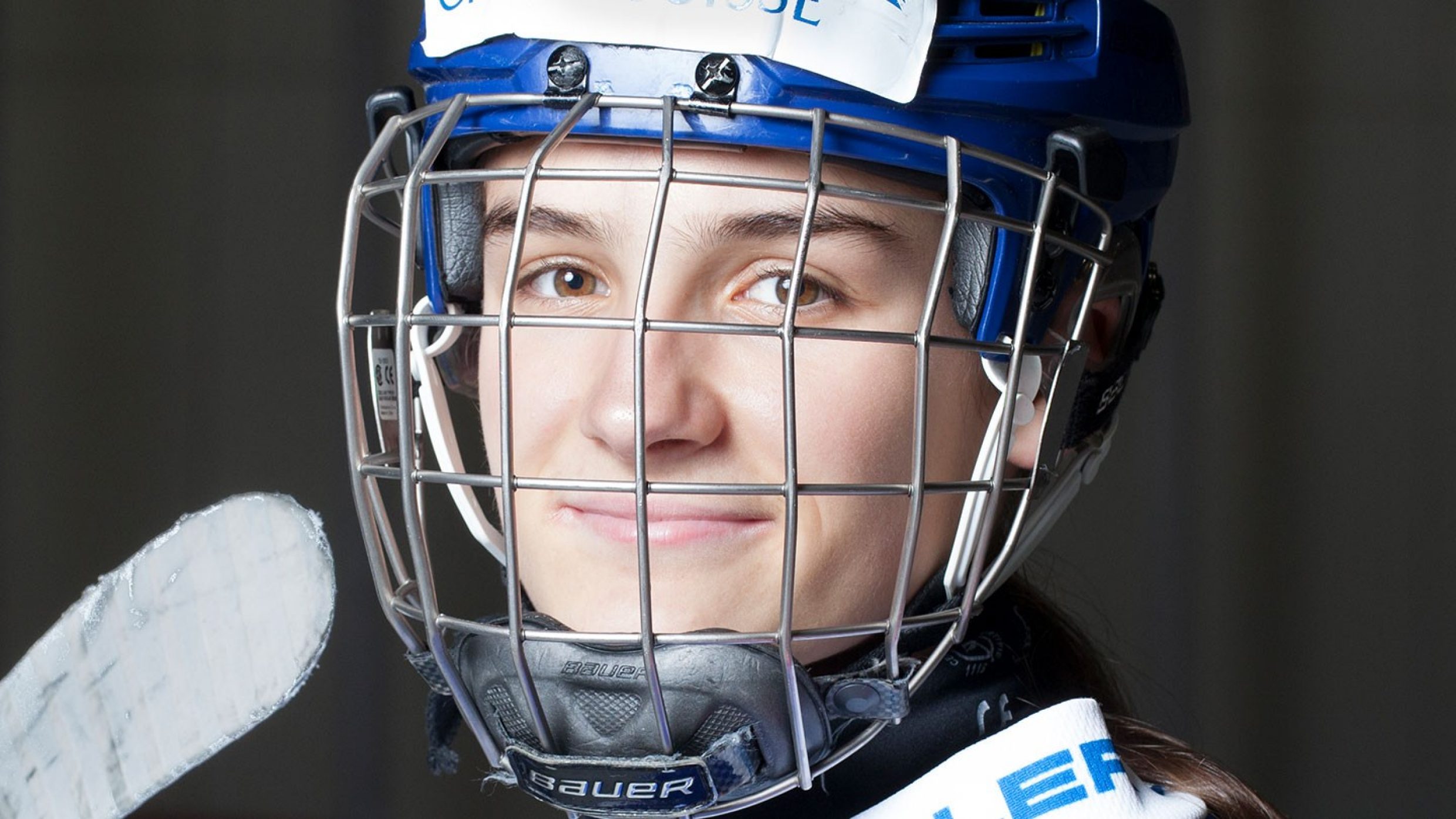 «Ich bin eine von zwölf Spielerinnen im Förderpool der Swiss Women Hockey Academy. Wir haben zusätzlich zum Clubtraining wöchentlich während zwei Tagen im ultramodernen OYM-Zentrum in Cham ergänzende Trainingseinheiten: Eistraining, Technik, Athletik, Health Management Programme und wissenschaftliche Leistungstests – das ist einfach mega!» www.lions-frauen.ch