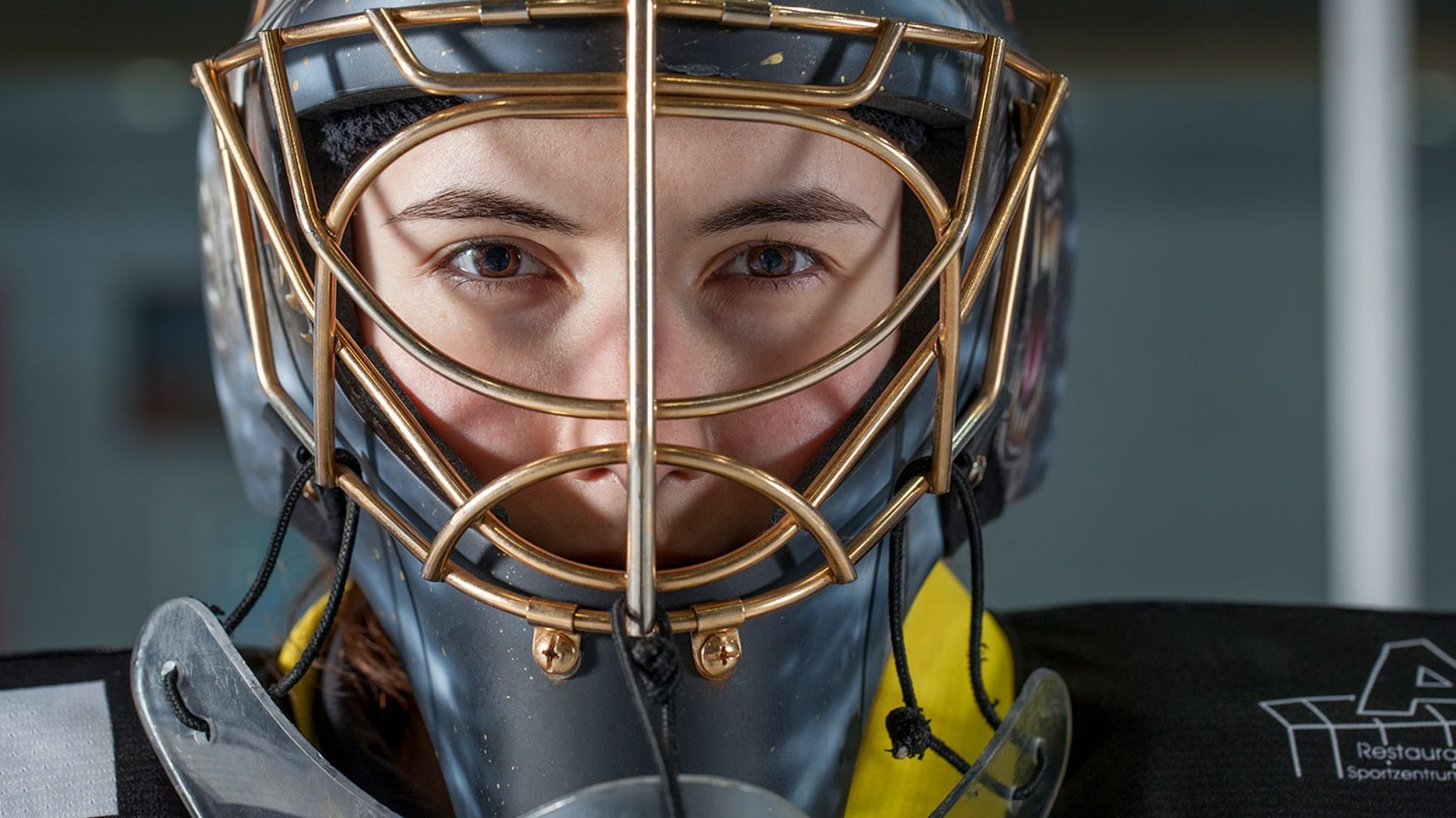 «Ich komme aus dem Emmental und als Goalie ist mein Vorbild Florence Schelling, die zwölf Jahre lang Nati-Torhüterin war und 2012 mit dem Team an den olympischen Spielen in Sotschi sensationell Bronze gewann. Eine Medaille wäre auch für mich ein Traum; mein Ziel mit der Frauen-Nationalmannschaft sind die Olympischen Spiele 2022.» www.ev-bomothun.ch