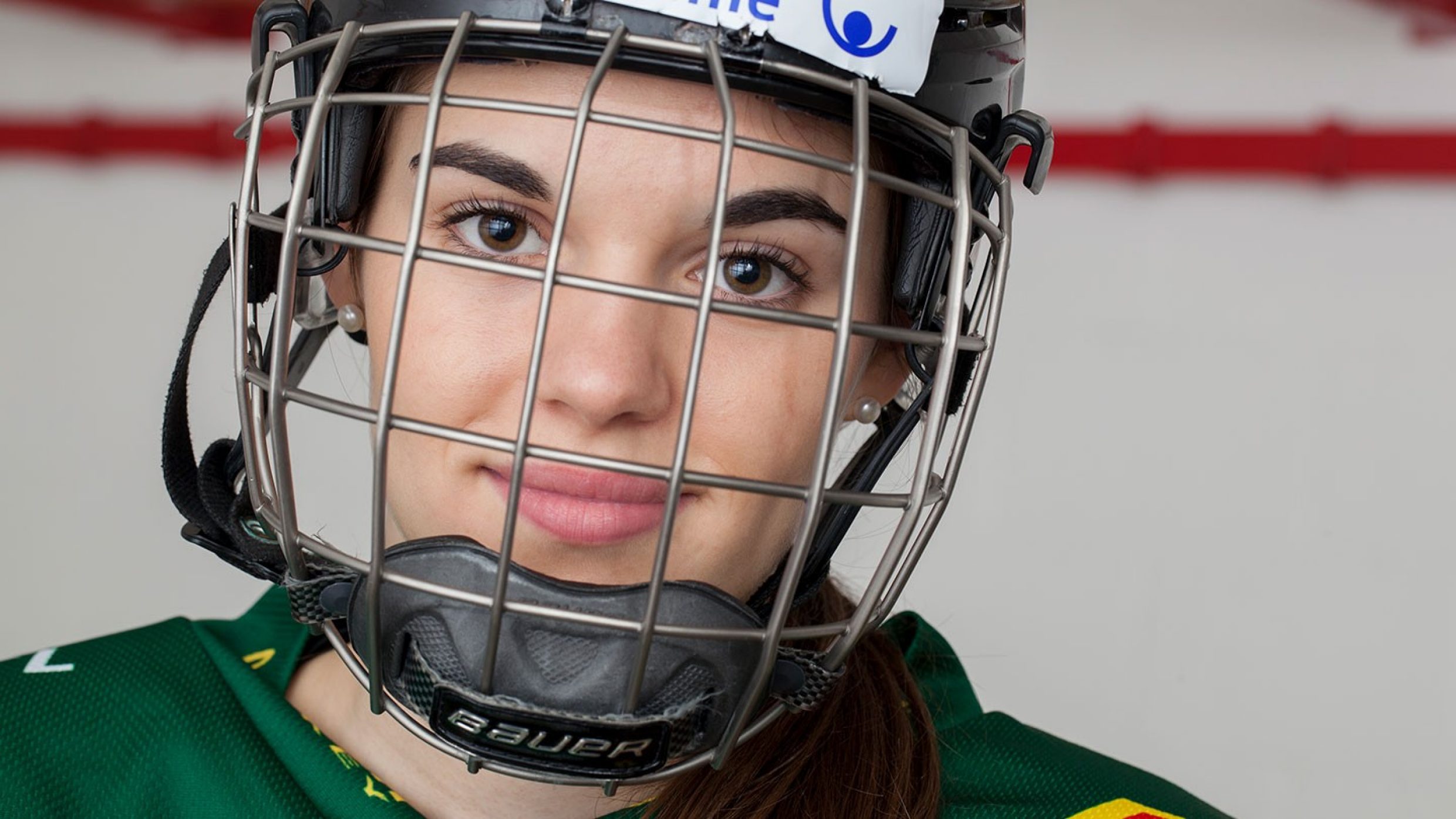 «Im Männerteam ist das Spiel hart, schnell und anspruchsvoll – aber man lernt, sich durchzukämpfen und kann von diesem hohen Niveau sehr profitieren. Bereits im jungen Alter war es immer mein Traum, ein Teil der Frauen Nationalmannschaft zu sein. Jetzt habe ich mir diesen Traum erfüllt. Doch wie sagt man so schön, man sollte nie aufhören zu träumen – nächster Traum ist die Olympiade.» www.lakers.ch – www.indienladies.ch