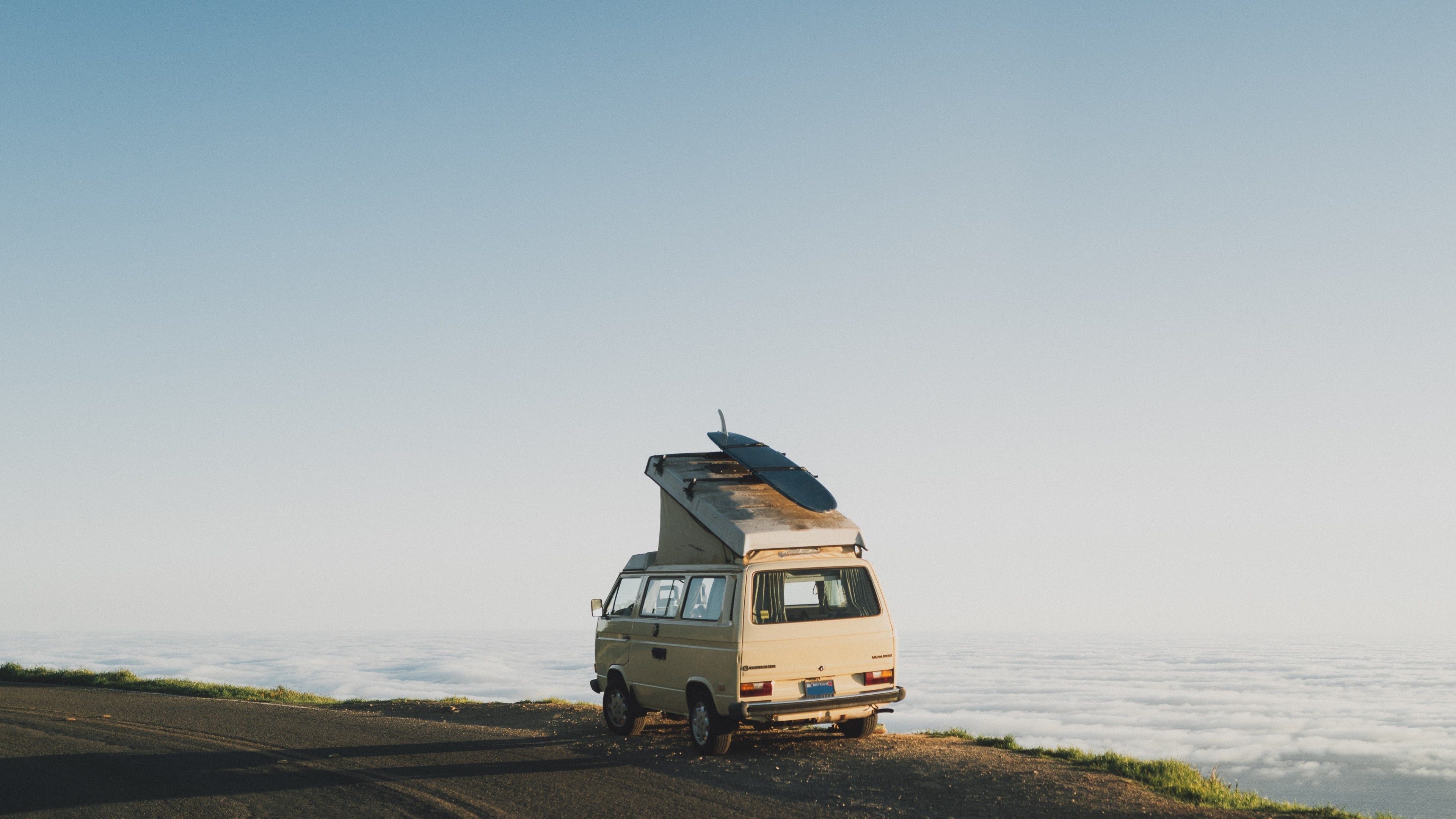 Ein Camper parkiert am Strassenrand mit freiem Blick auf den Himmel.