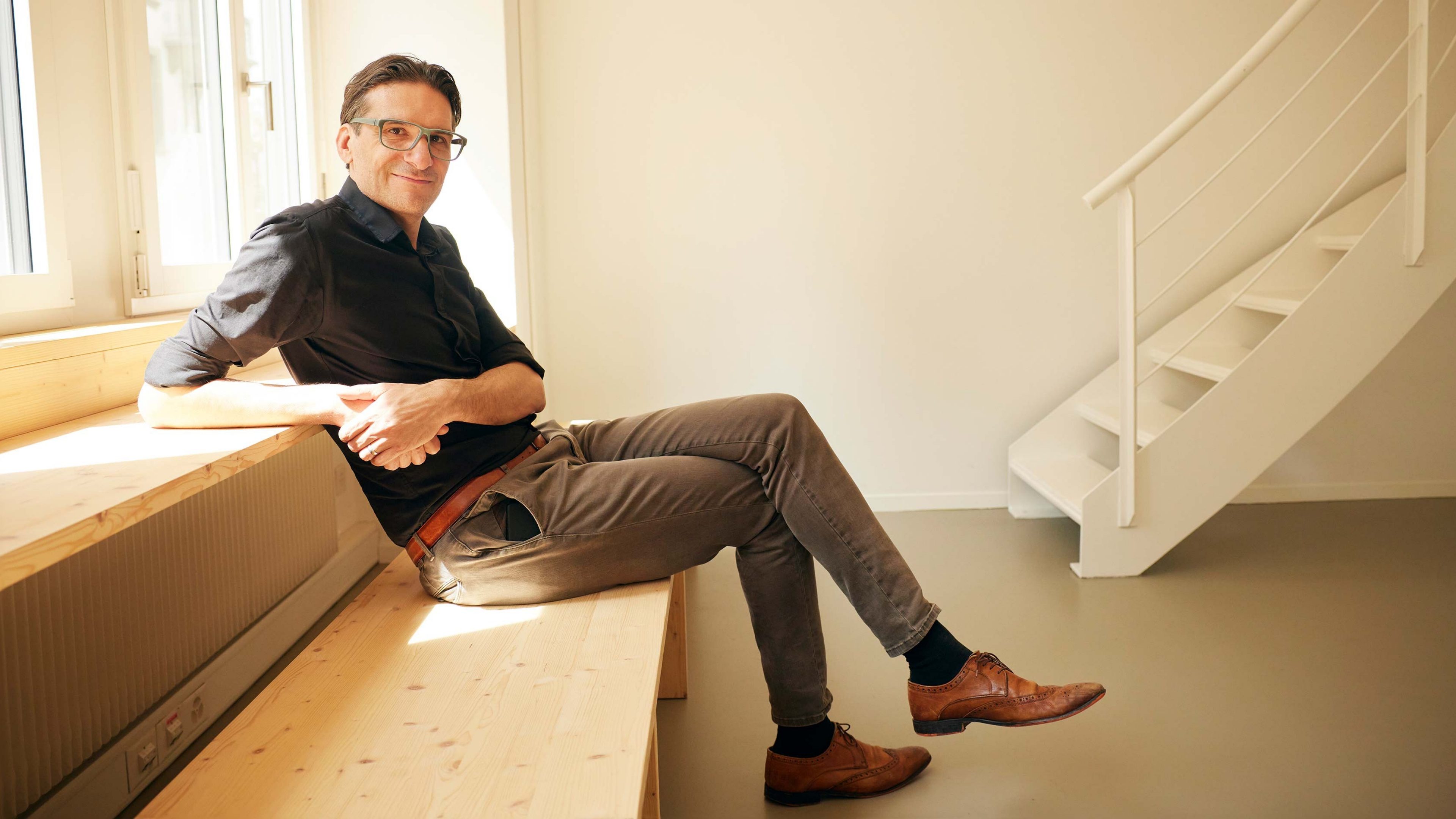 Lachender Mann mit Brille