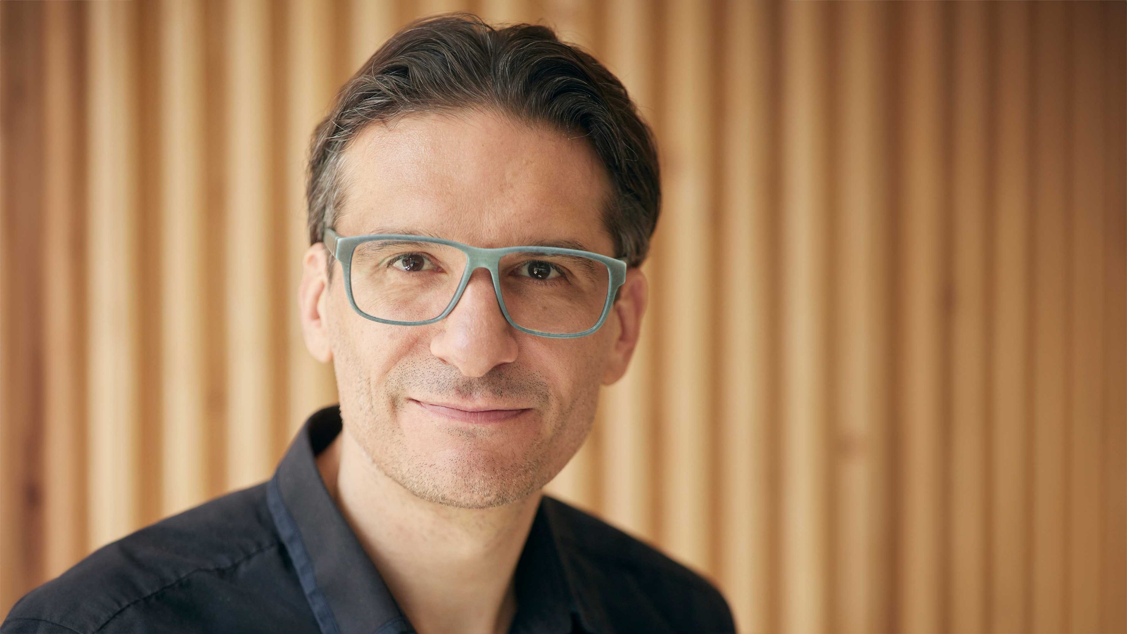 Lachender Mann mit Brille