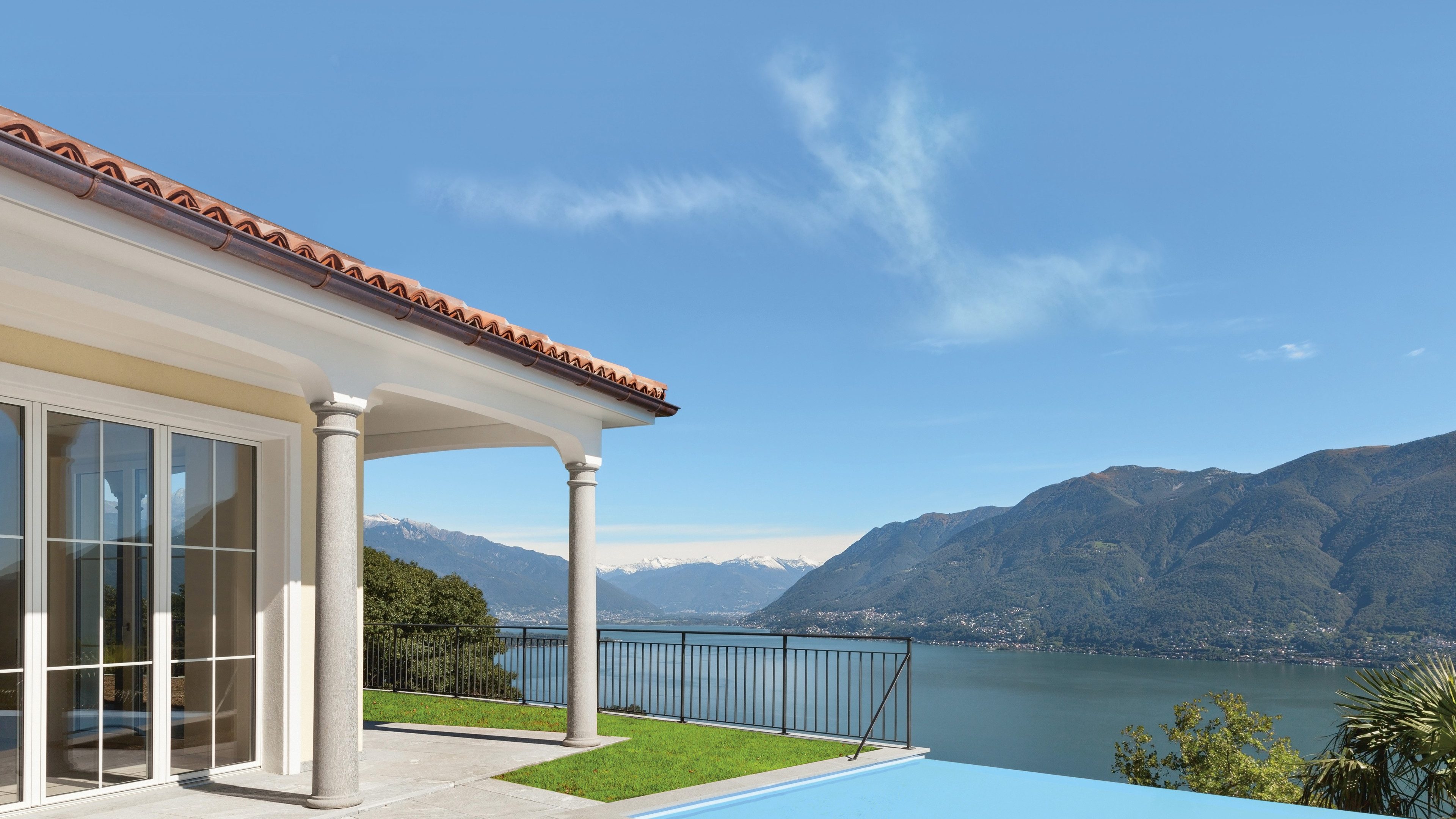 Villa mit Terrasse und Pool, und Blick über den See und in die hügelige Landschaft