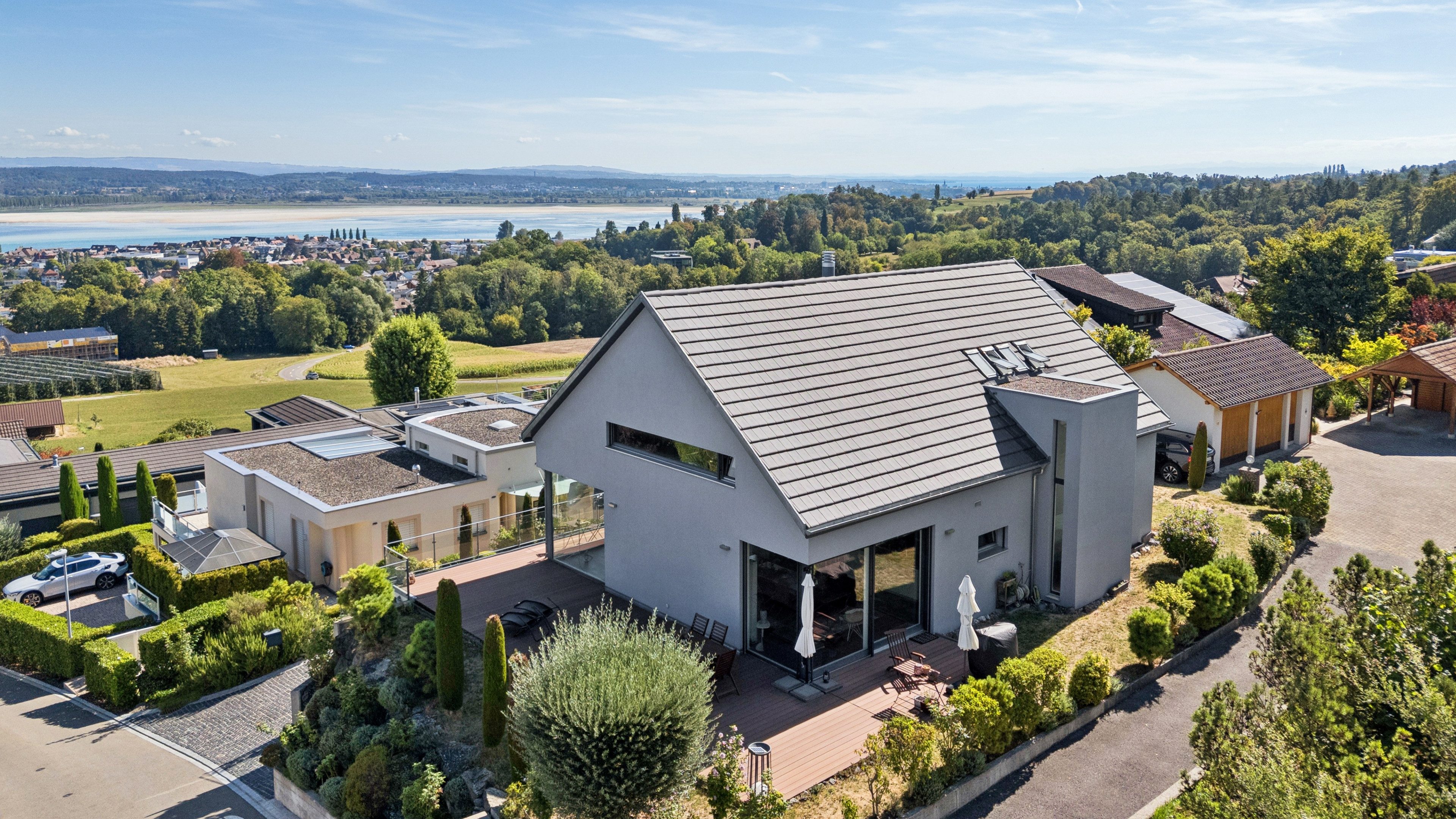 Einfamilienhaus am Hang mit Sicht auf See.