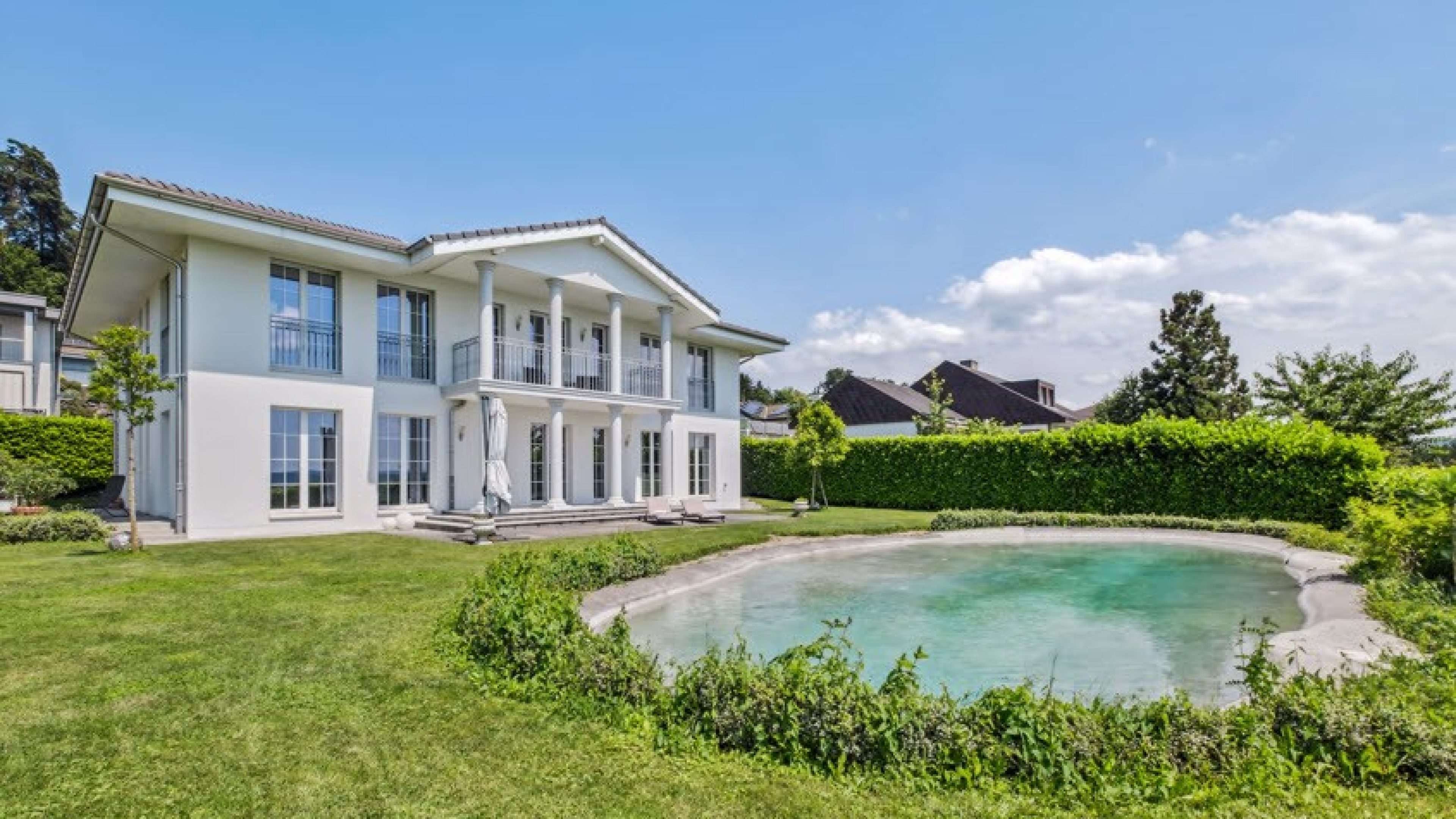 Weisse Villa mit Garten und Naturpool