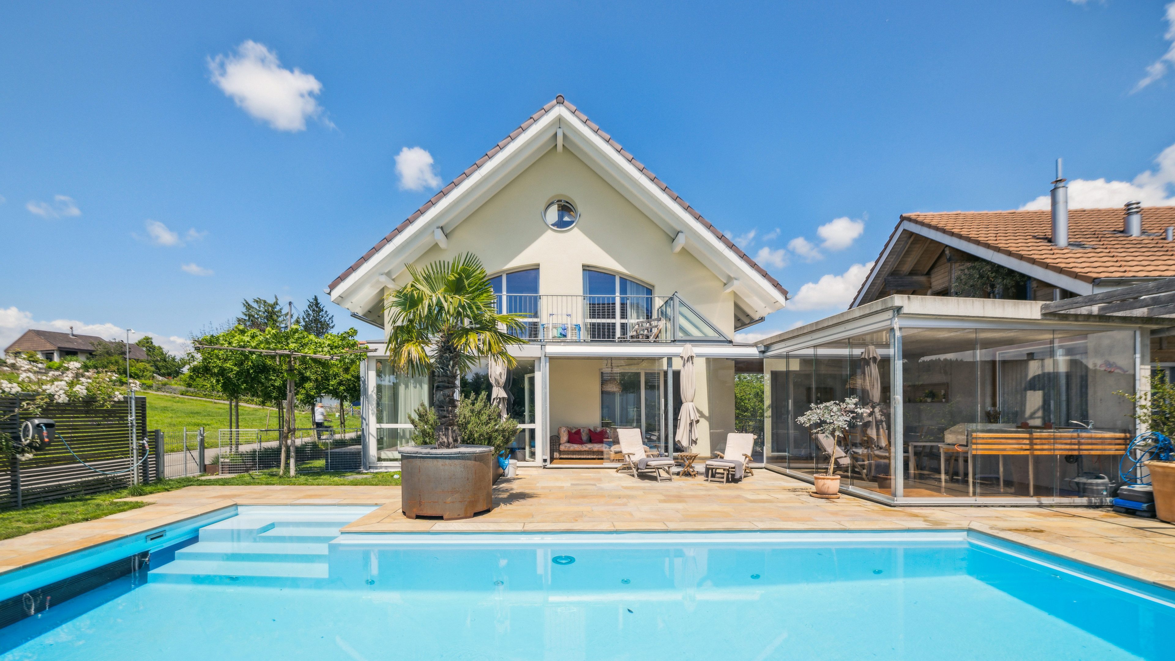 Helles Haus mit Wintergarten, Sitzplatz, Palme und Pool