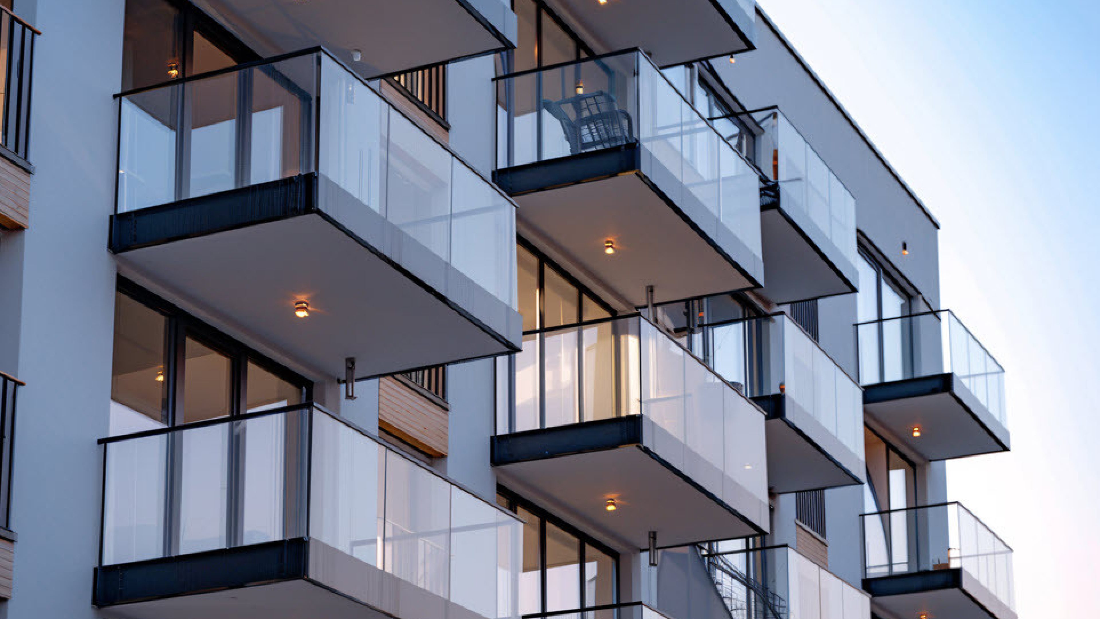 Ein modernes Mehrfamilienhaus mit vielen Balkons.