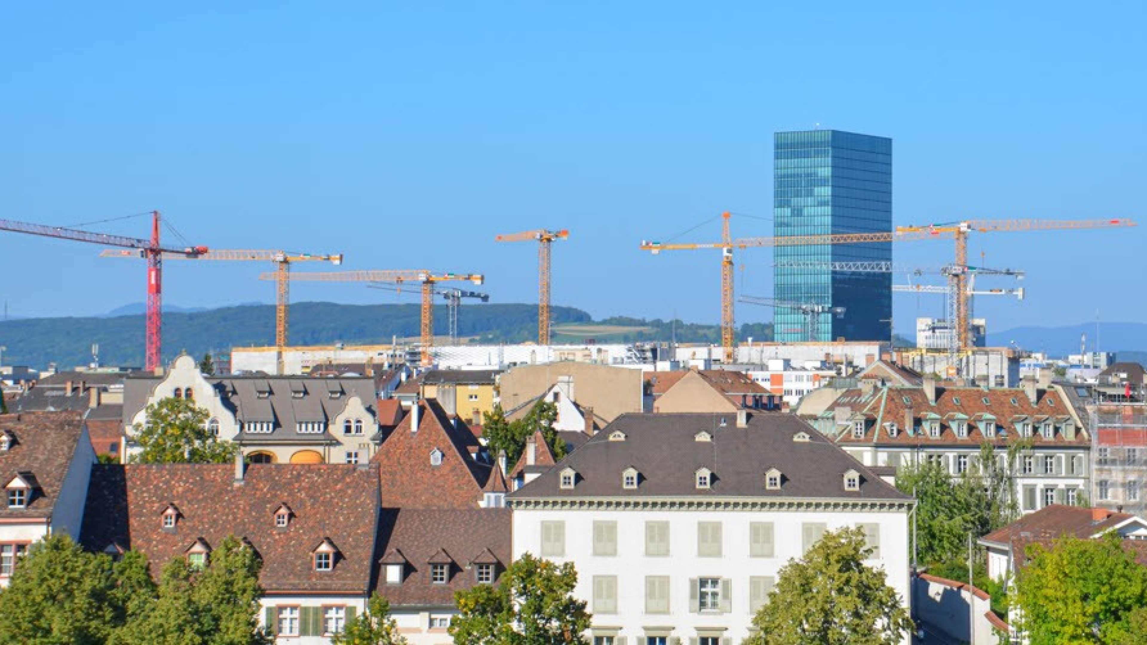 Dächer und Primetower von Zürich, mit vielen Baukränen