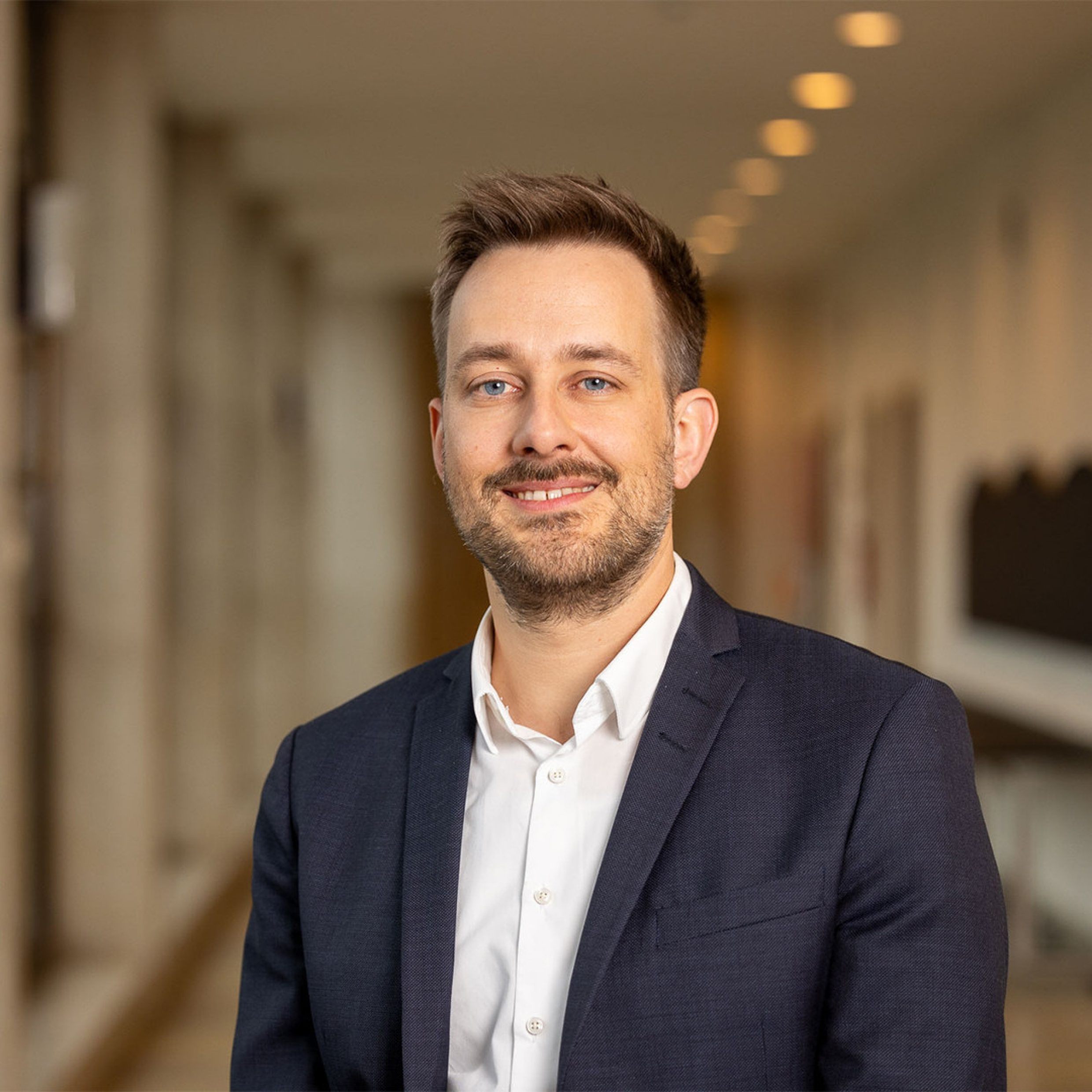 Fotografie: Portrait Mann stehend drinnen