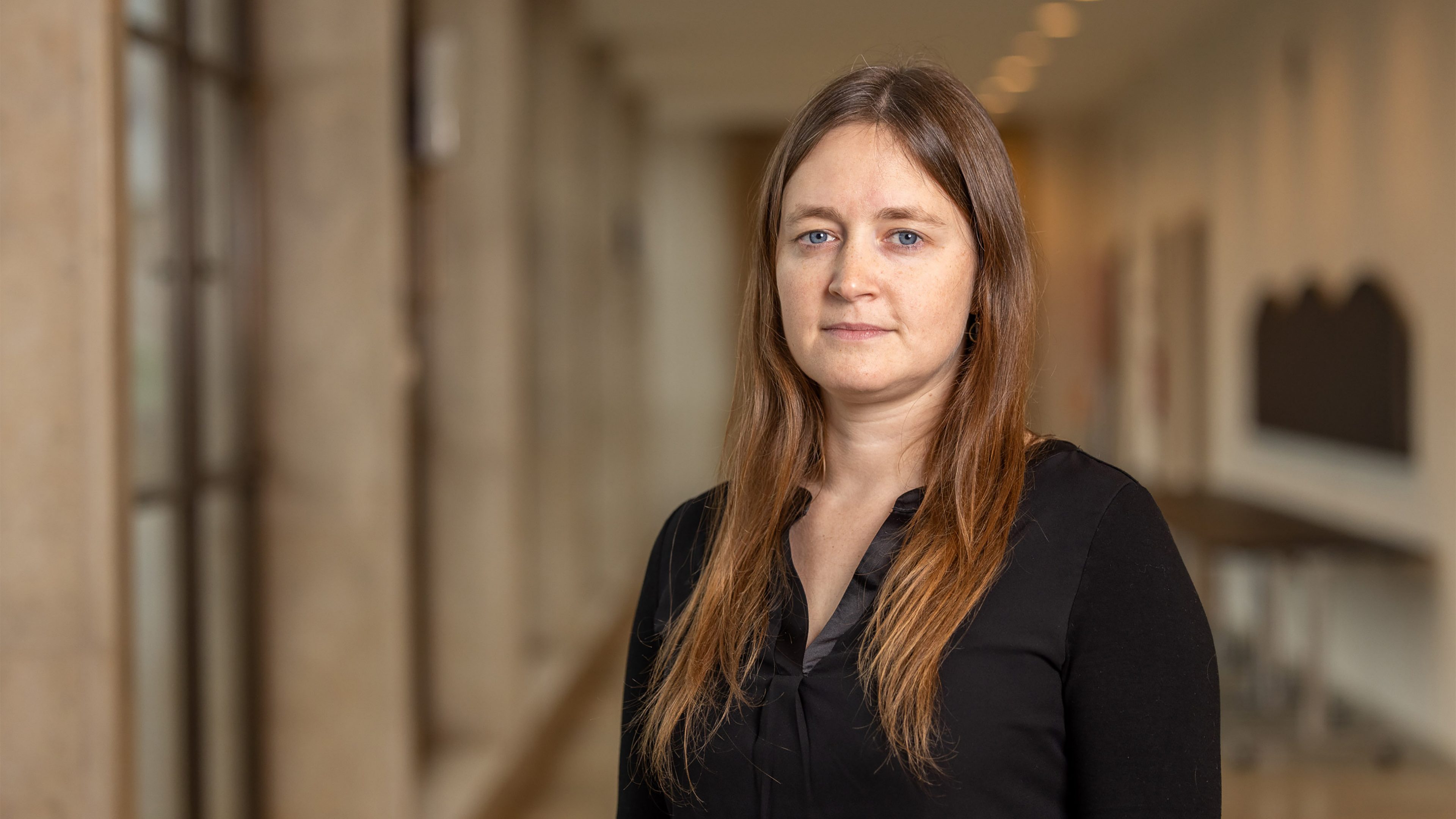 Fotografie Portrait Frau stehend drinnen