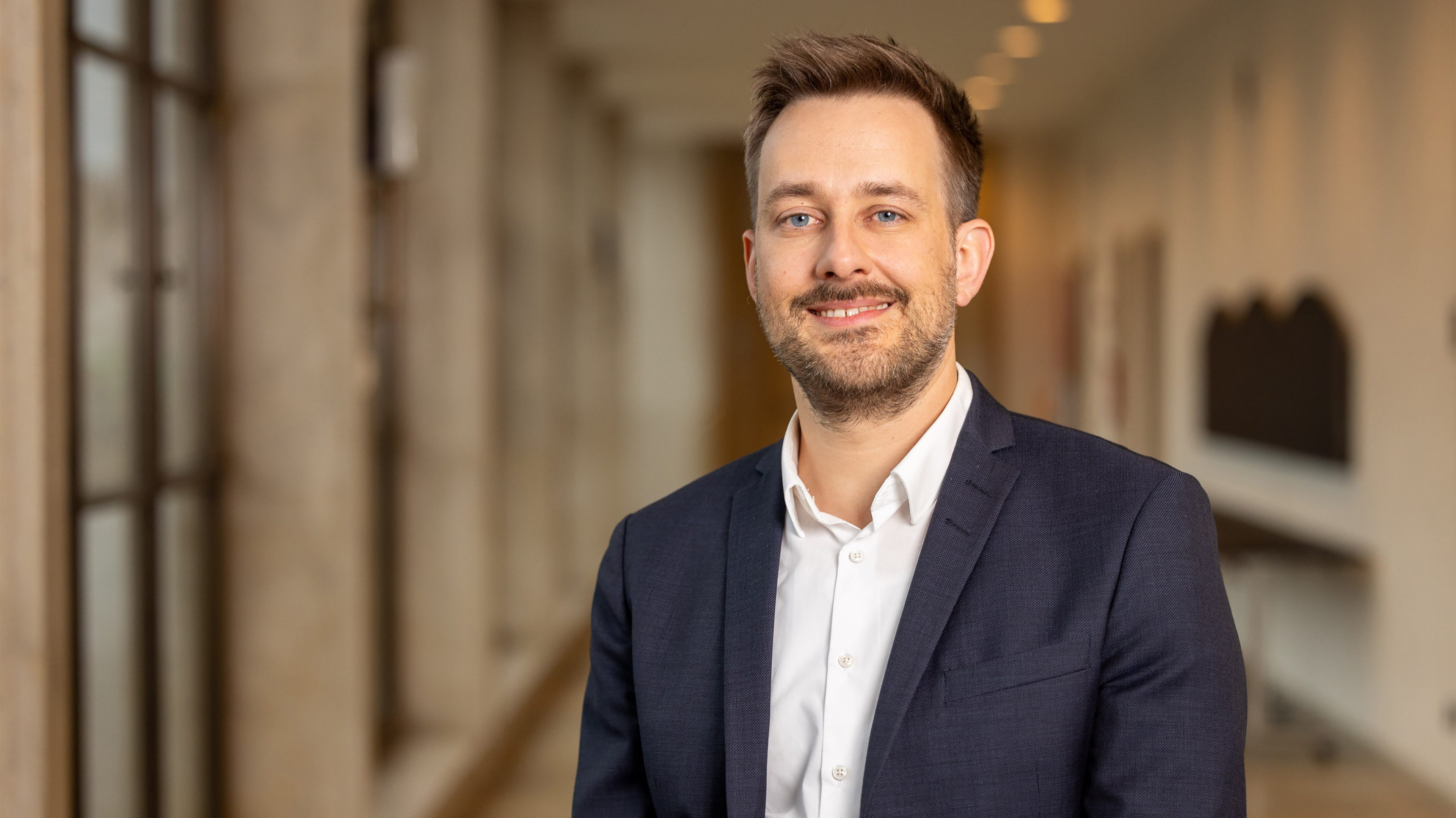 Fotografie Portrait Mann stehend drinnen
