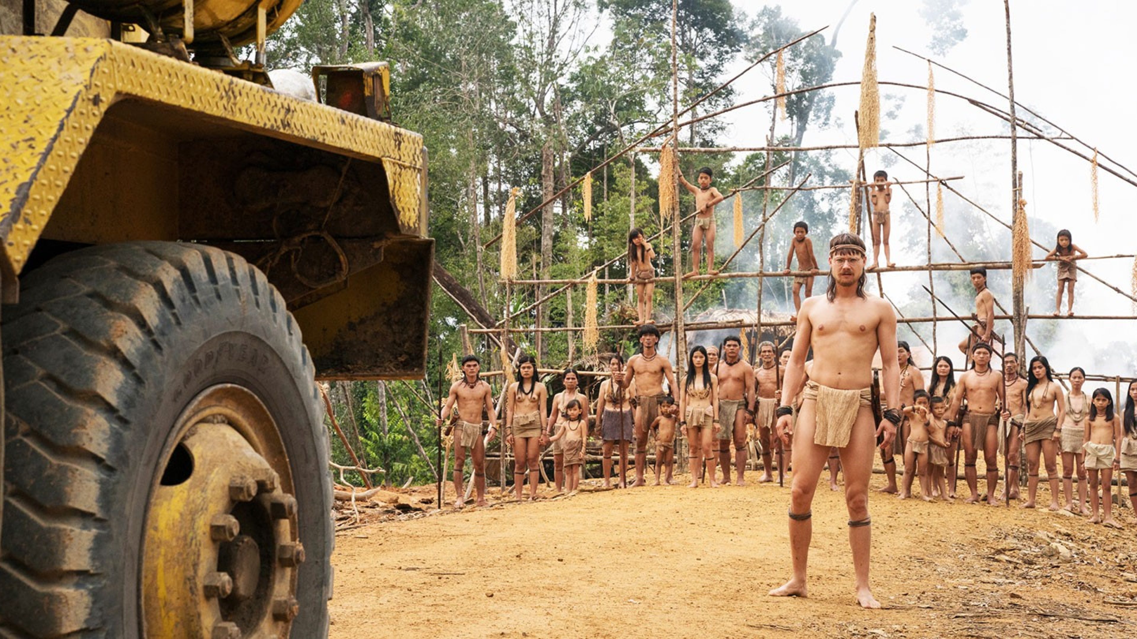 Szene aus dem Film «Bruno Manser»: Die Penan errichten gemeinsam mit dem Umweltaktivisten eine Strassenblockade, um die Abholzung des Regenwalds zu verhindern. 
