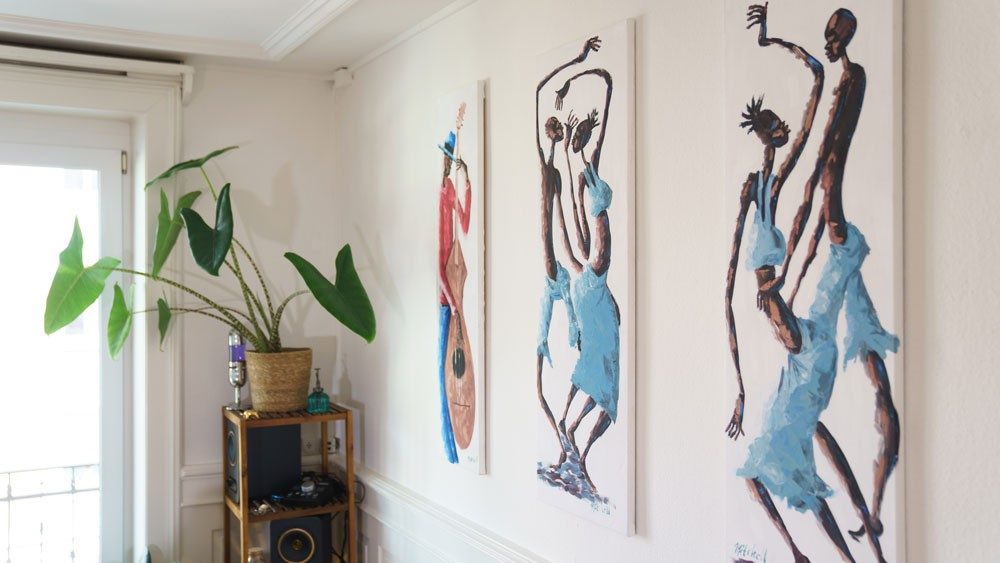 Bilder an der Wand zeigen afrikanische Tänzerinnen und Tänzer