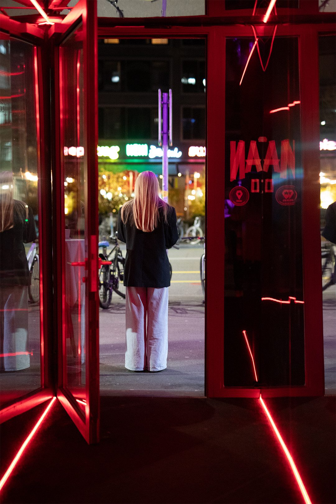 Laura Matter steht mit dem Rücken zum Eingang der Restodisco Charlatan. 