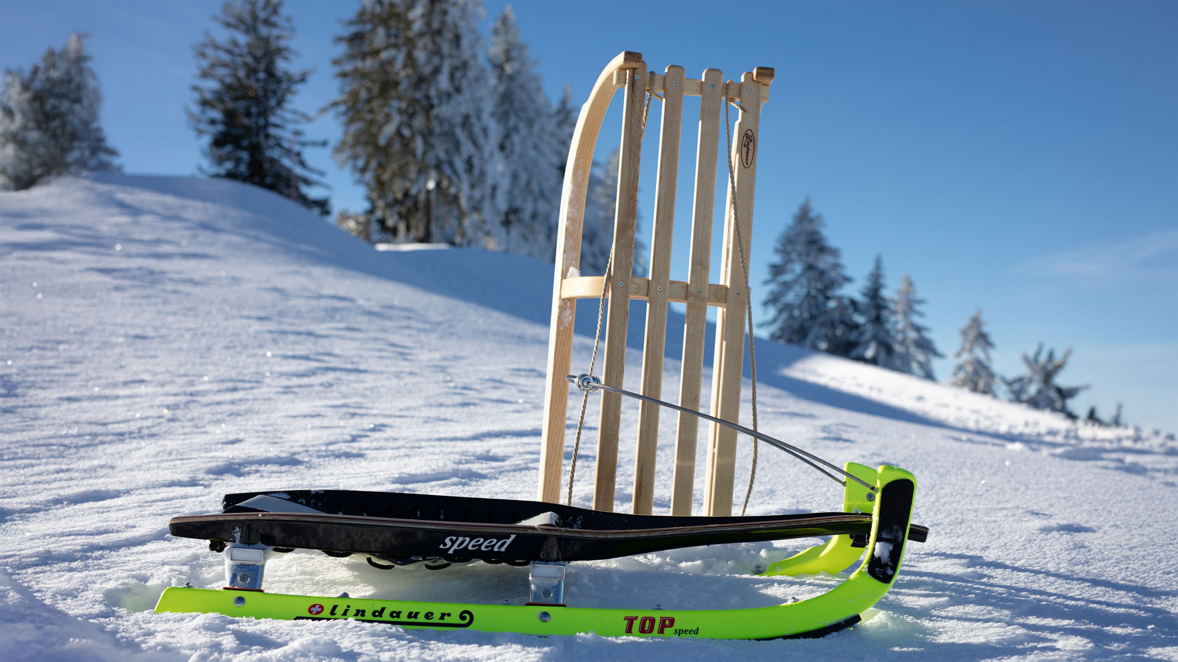 Fotografie von zwei Holz-Schlitten im Schnee