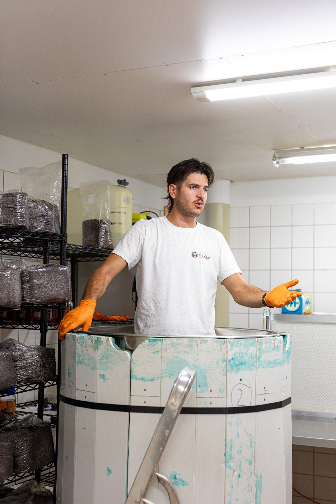 Lorenzo Falcone steht im selbstgebauten Sterilisator.
