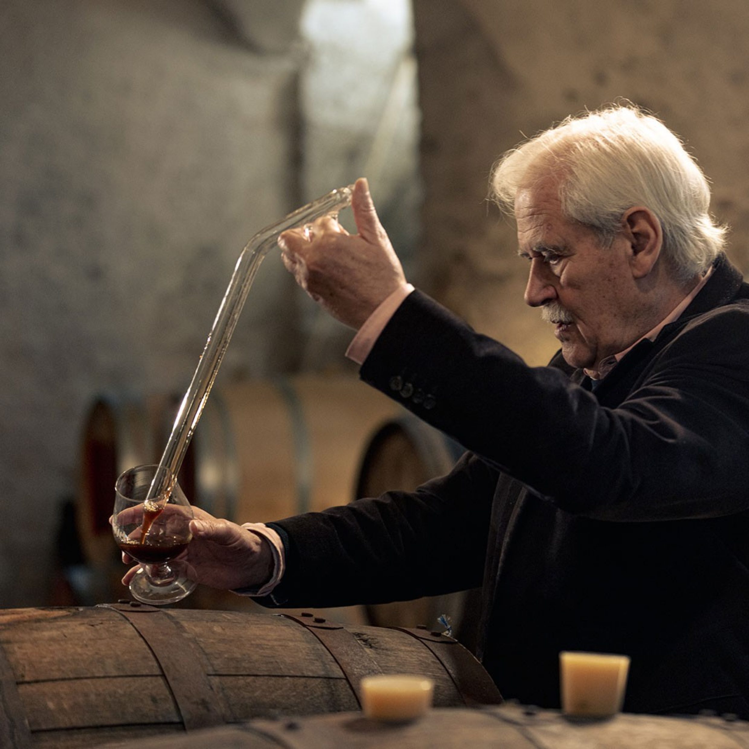 Martin Wartmann degustiert Bier im Bierkeller seiner Brauerei.