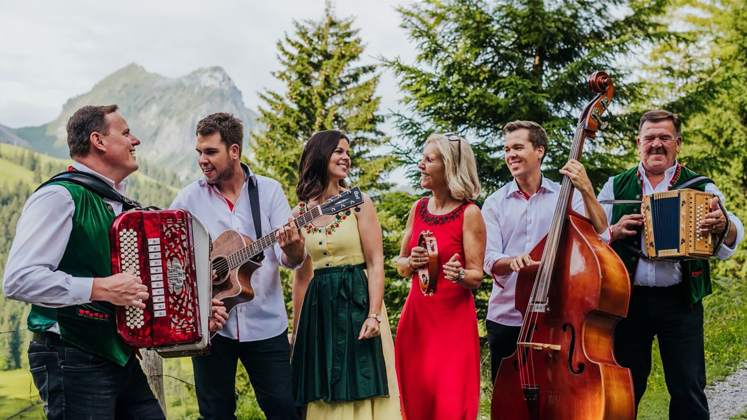 Volksmusiker stehen nebeneinander und musizieren