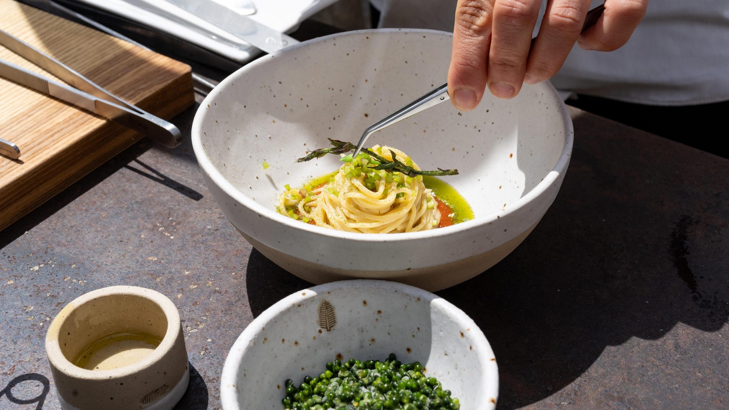 Zubereitung von Pasta in einer Schüssel