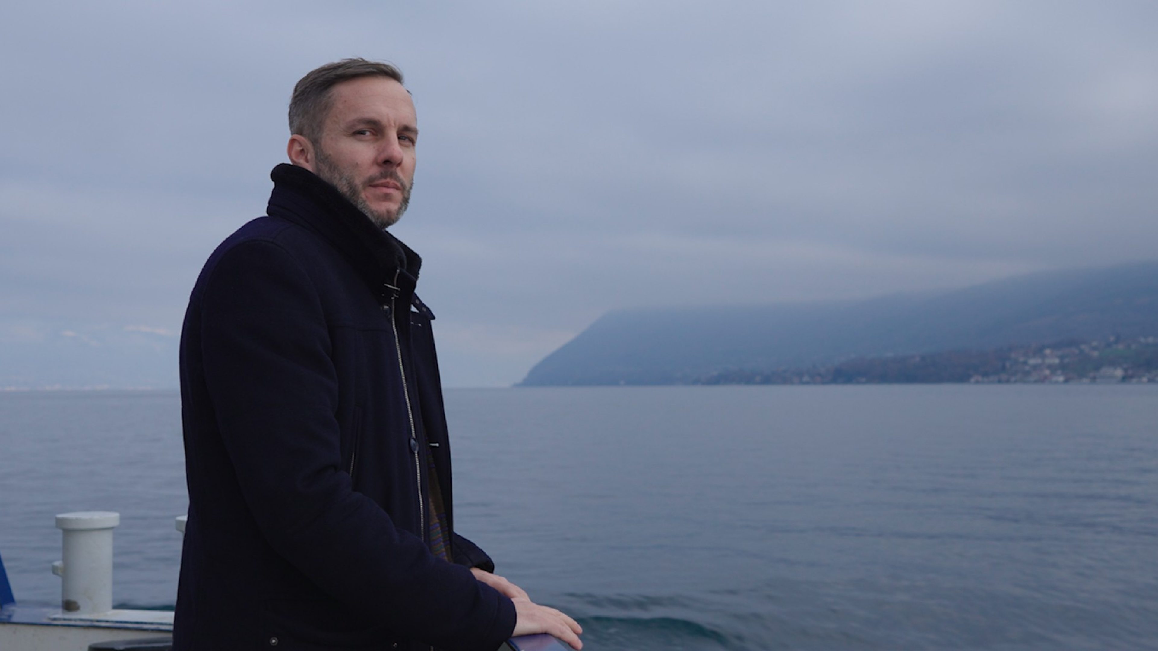 Ein Mann fährt mit dem Schiff auf dem Genfersee