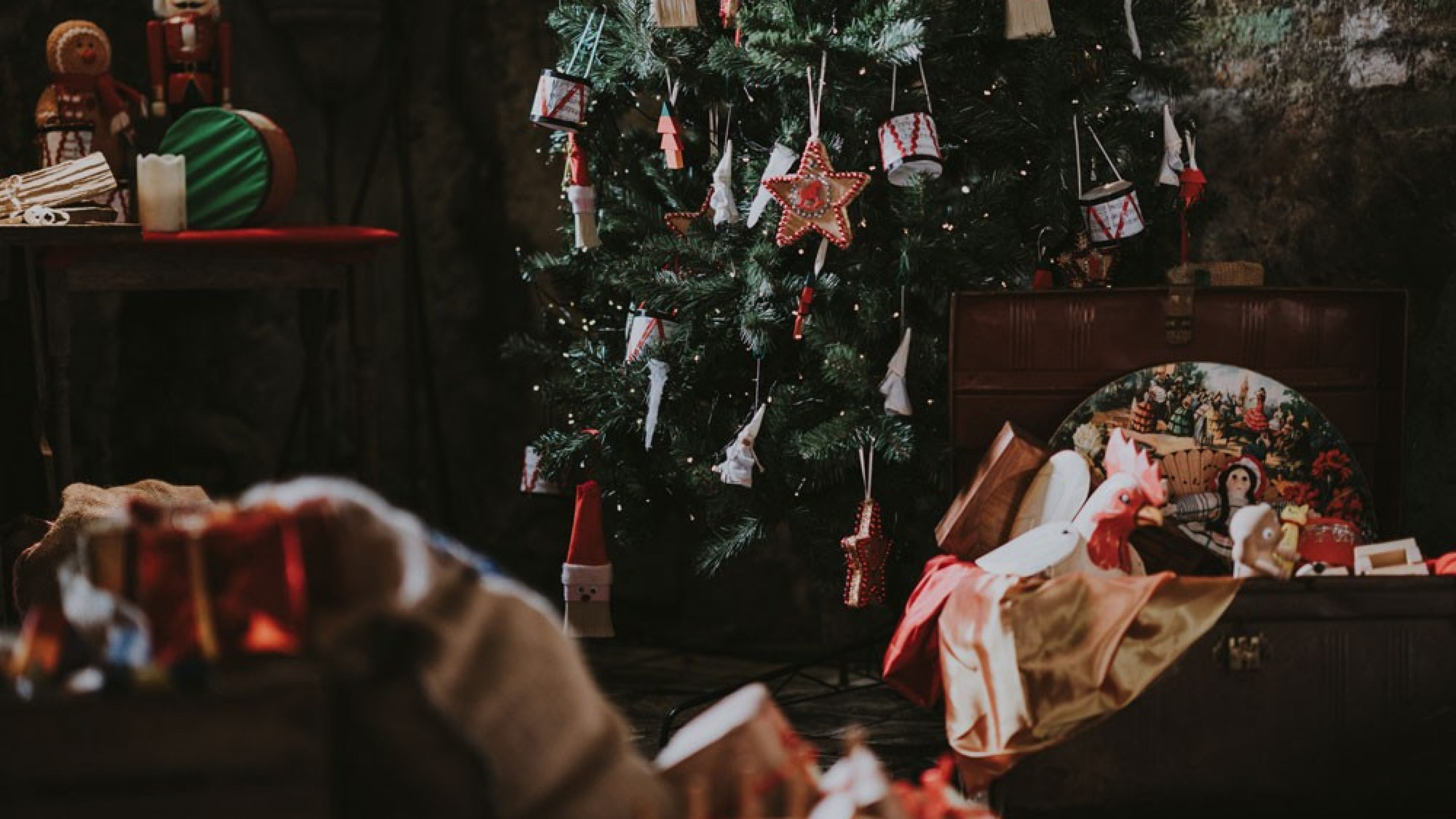 Weihnachtsbaum mit Weihnachtsschmuck und Geschenken