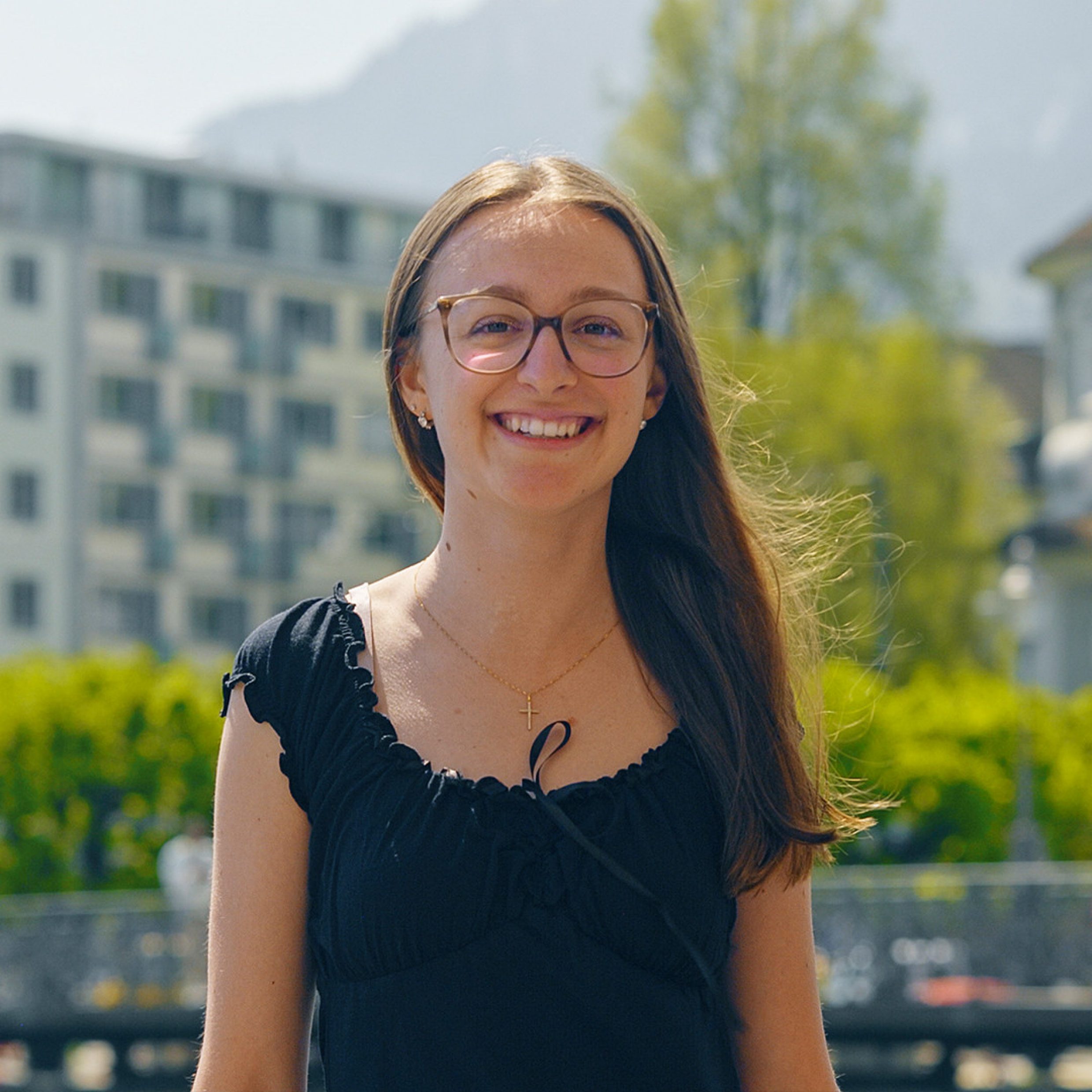 Portrait von Jeannine im Hintergrund die Luzerner Altstadt.