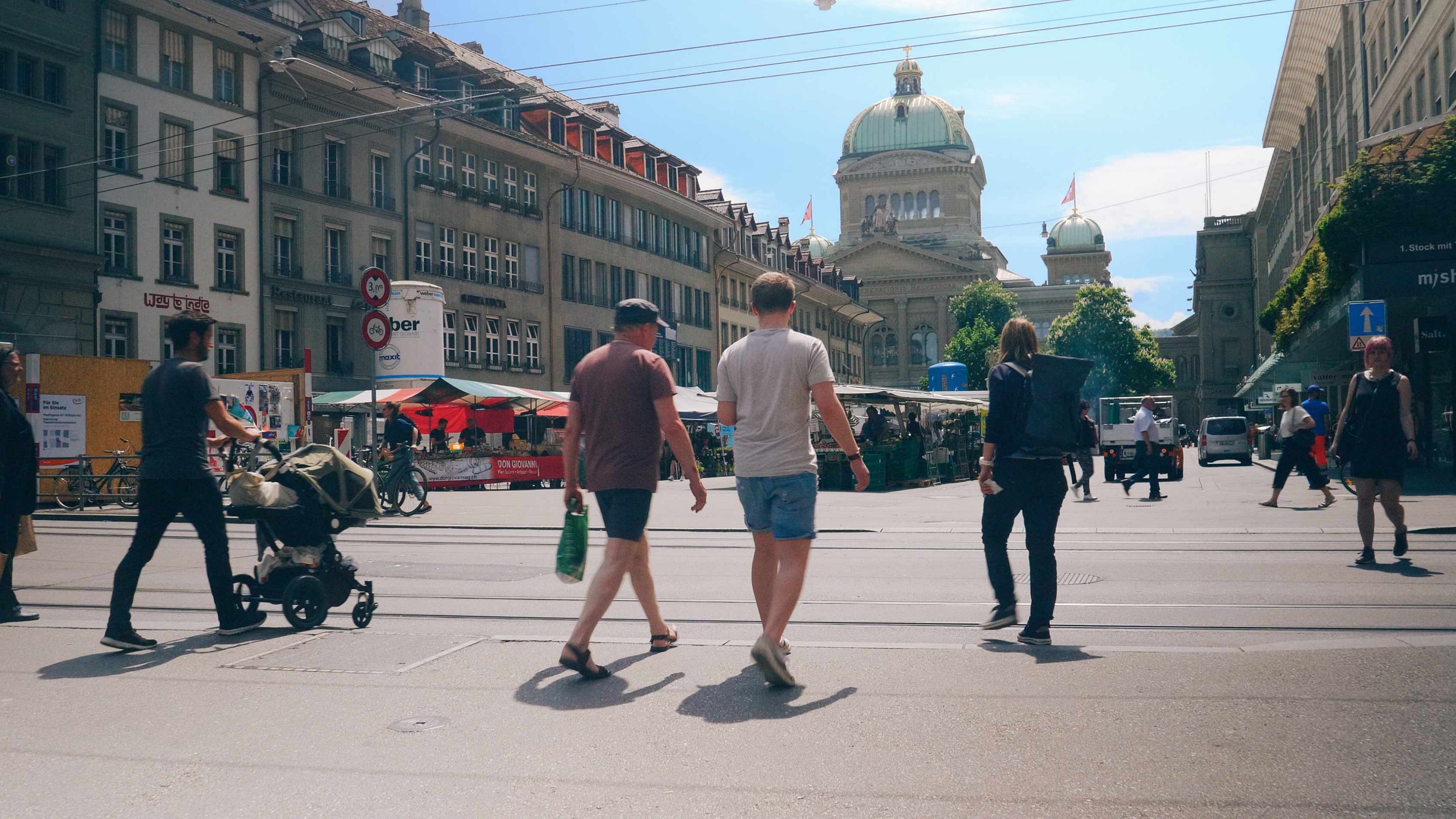 Passanten in Berner Innenstadt im Frühling