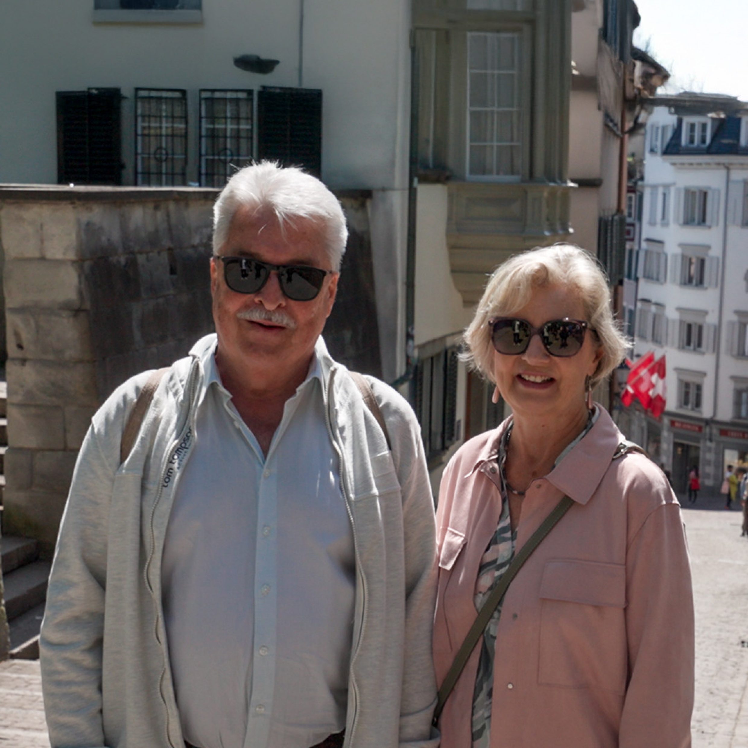 Fotografie: Ein Ehepaar stehend draussen in einer Gasse