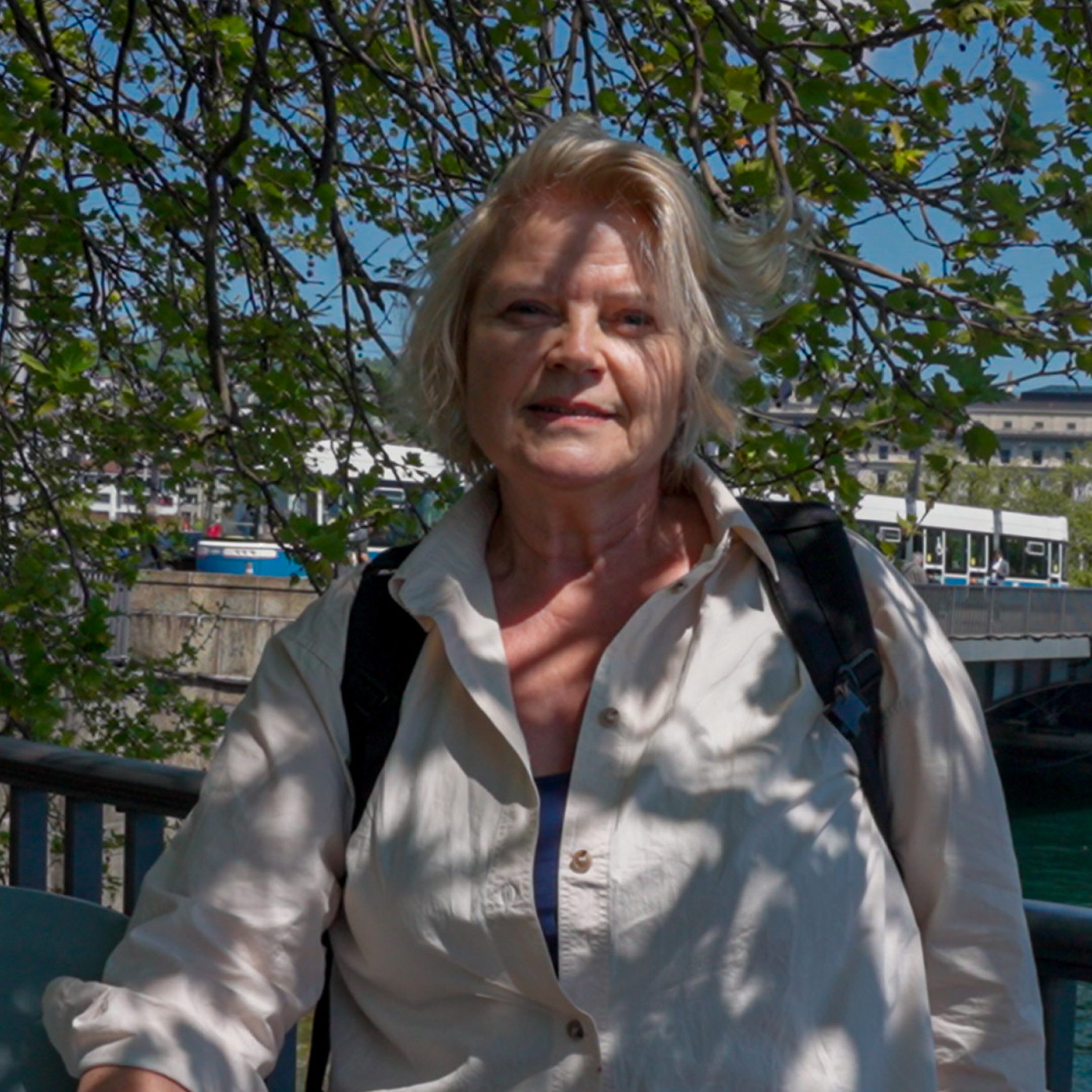 Fotografie von einer Frau im Hintergund die Stadt