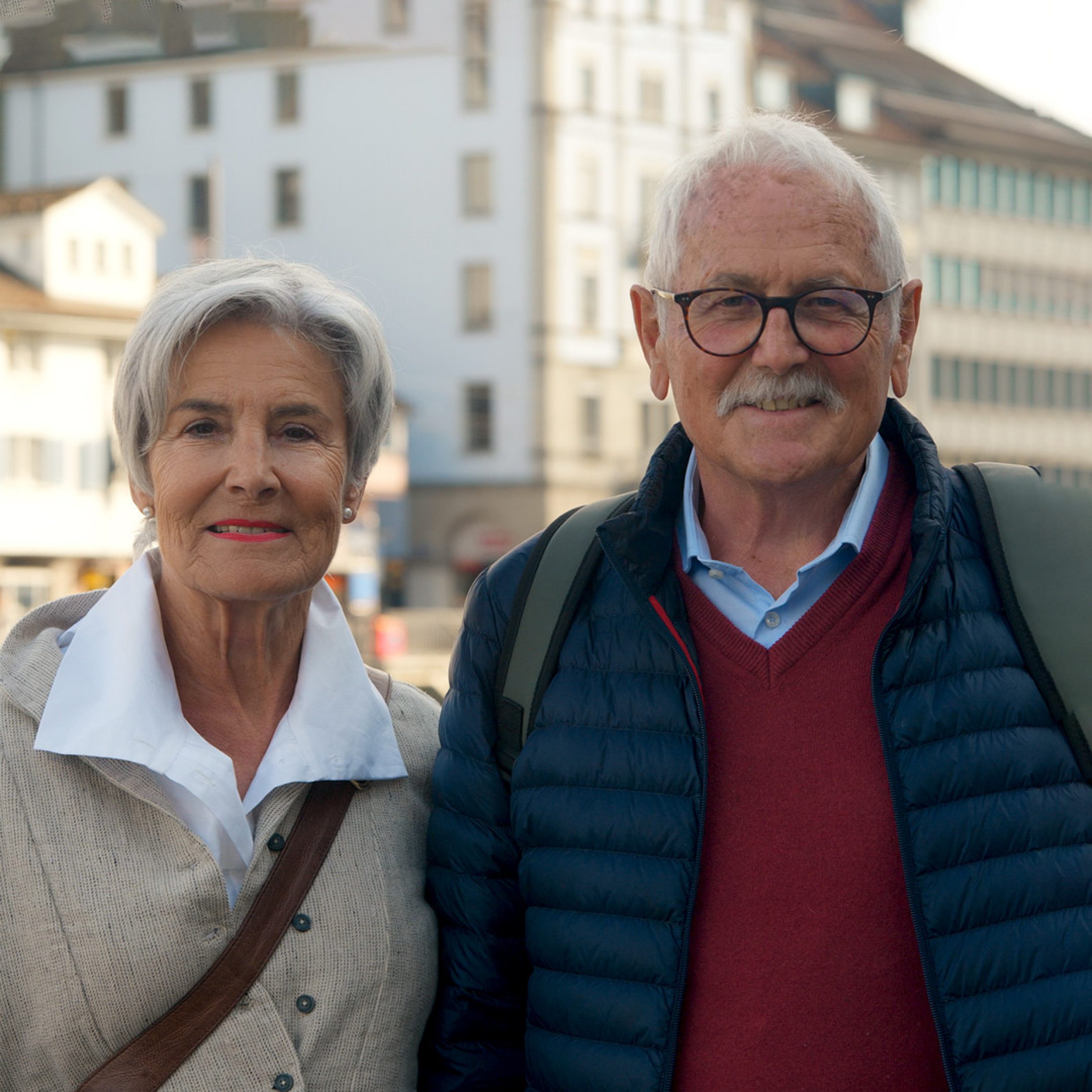 Portrait von einem Ehepaar, im Hintergrund ist die Zürcher Altstadt zu sehen.