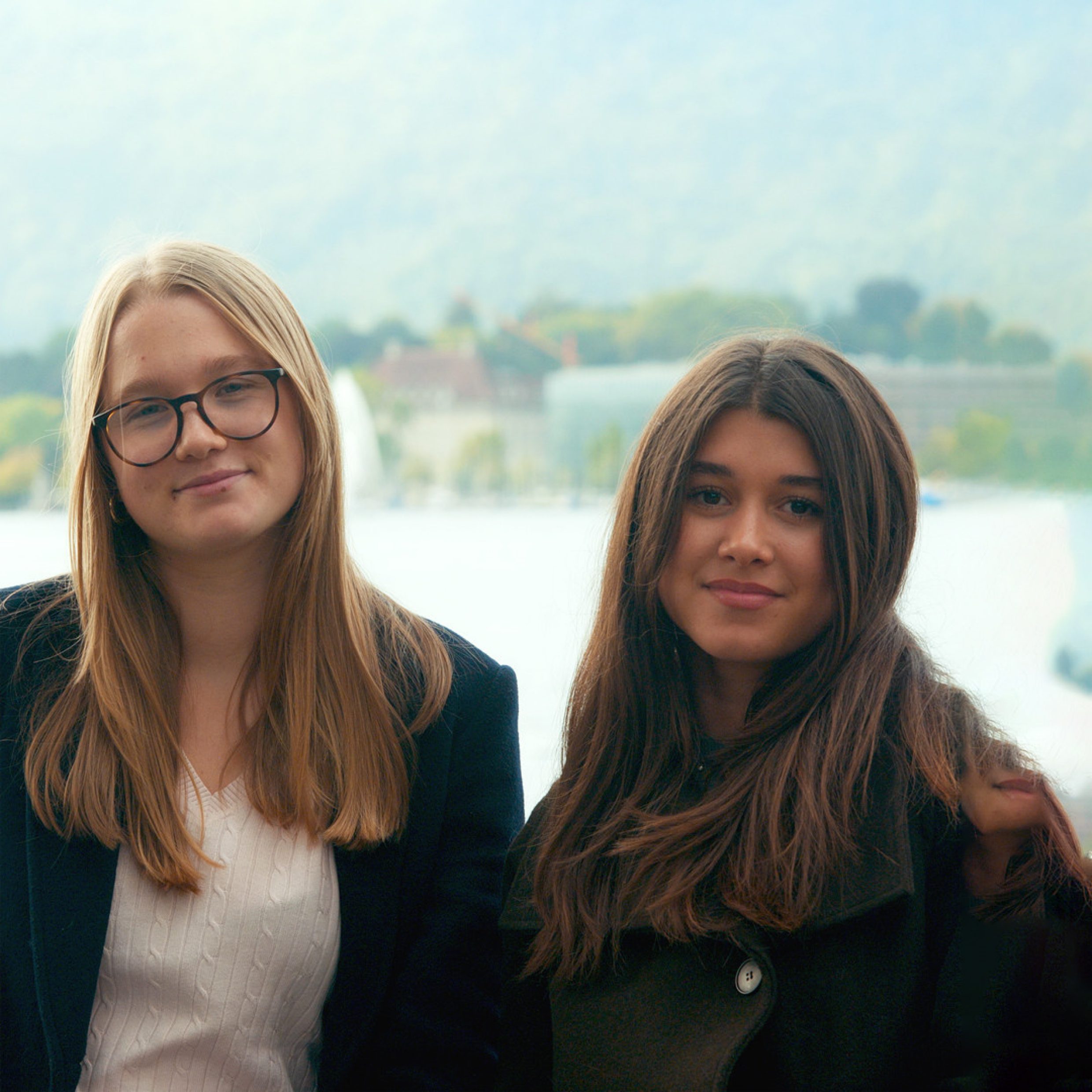 Portrait von zwei jungen Damen, im Hintergrund ist der Zürichsee  zu sehen.