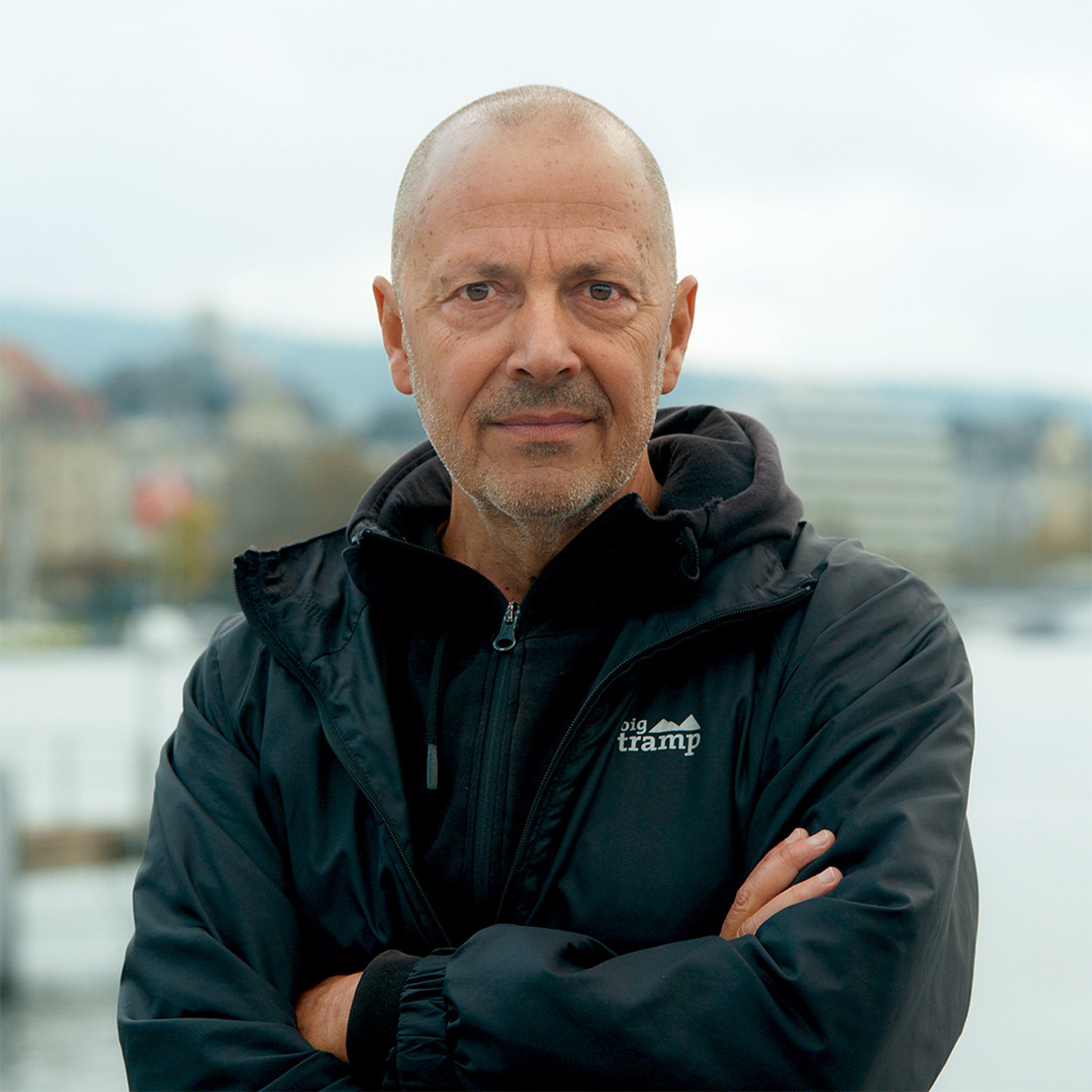 Portrait von einem Herr, im Hintergrund ist die Stadt Zürich zu sehen.