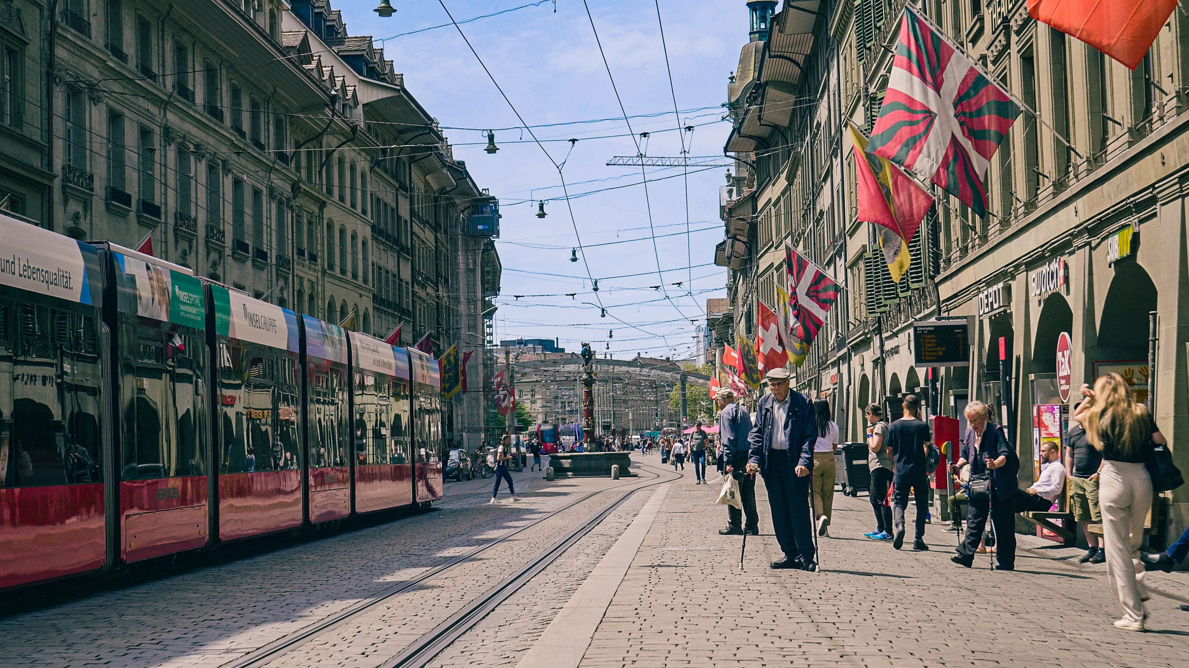 Fussgänger auf einer Strassenpromenade in Bern