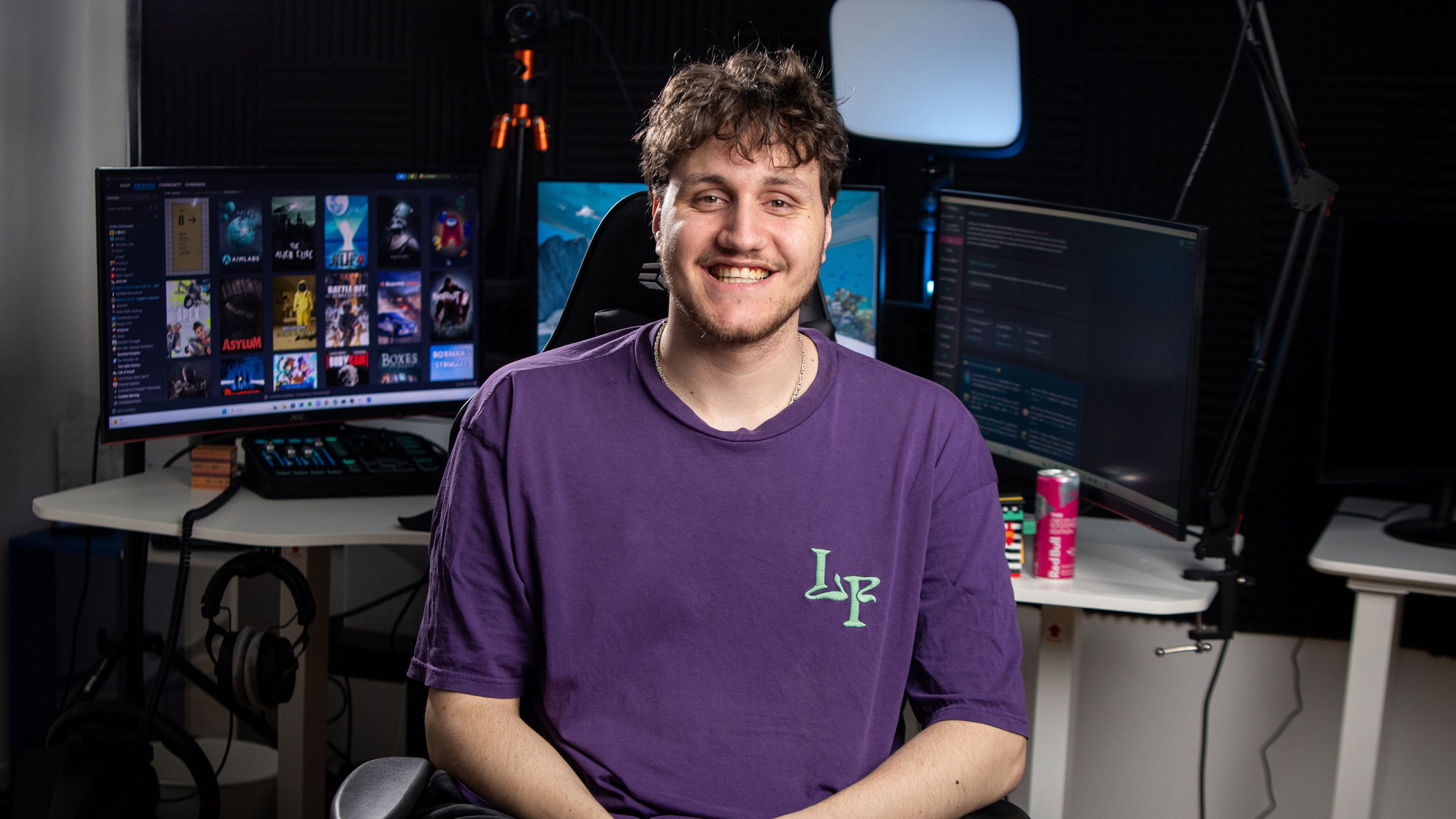 Fotografie Portrait Mann vor Schreibtisch mit Monitoren